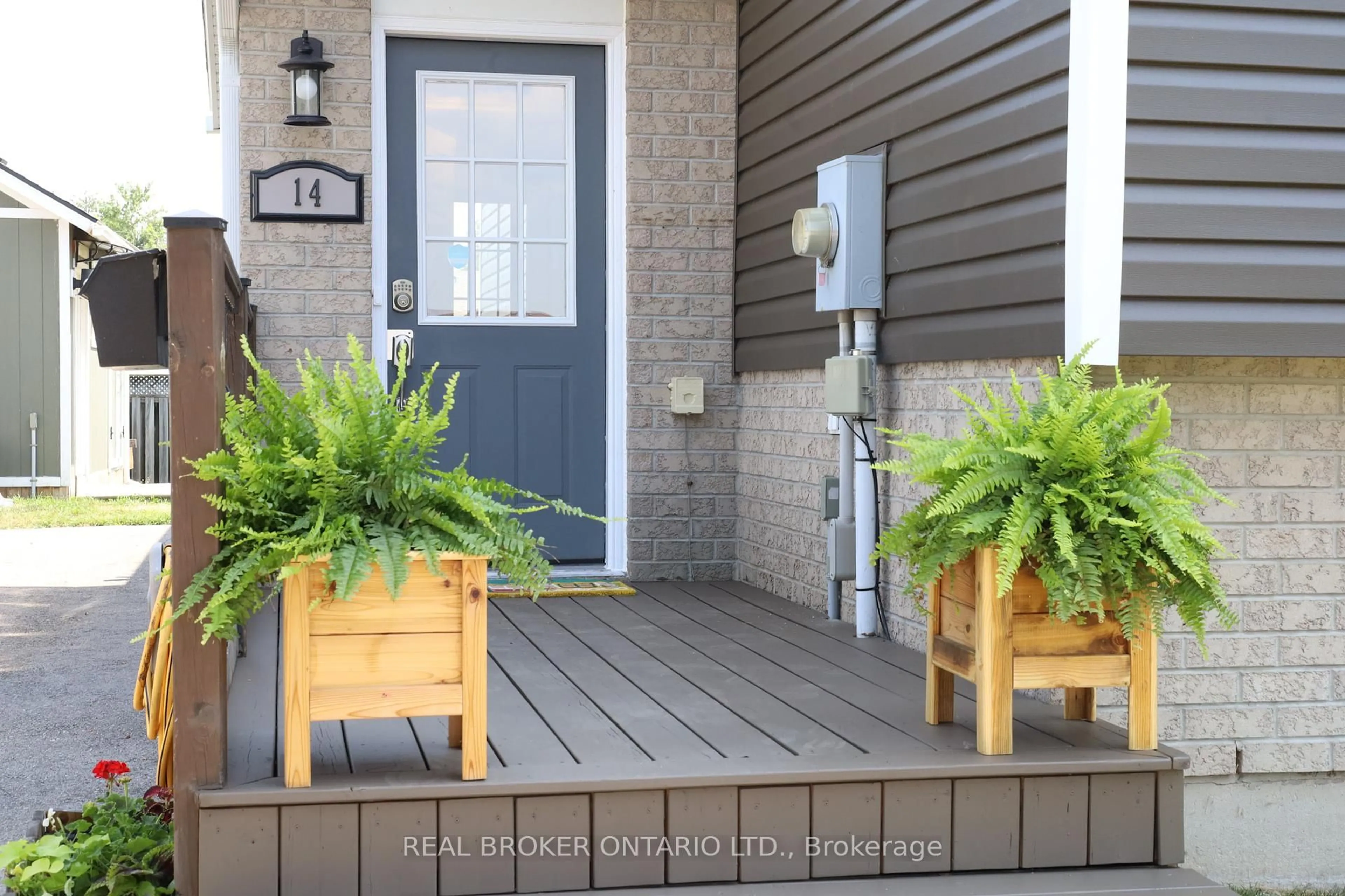Indoor entryway for 14 Keith St, Orillia Ontario L3V 7V6
