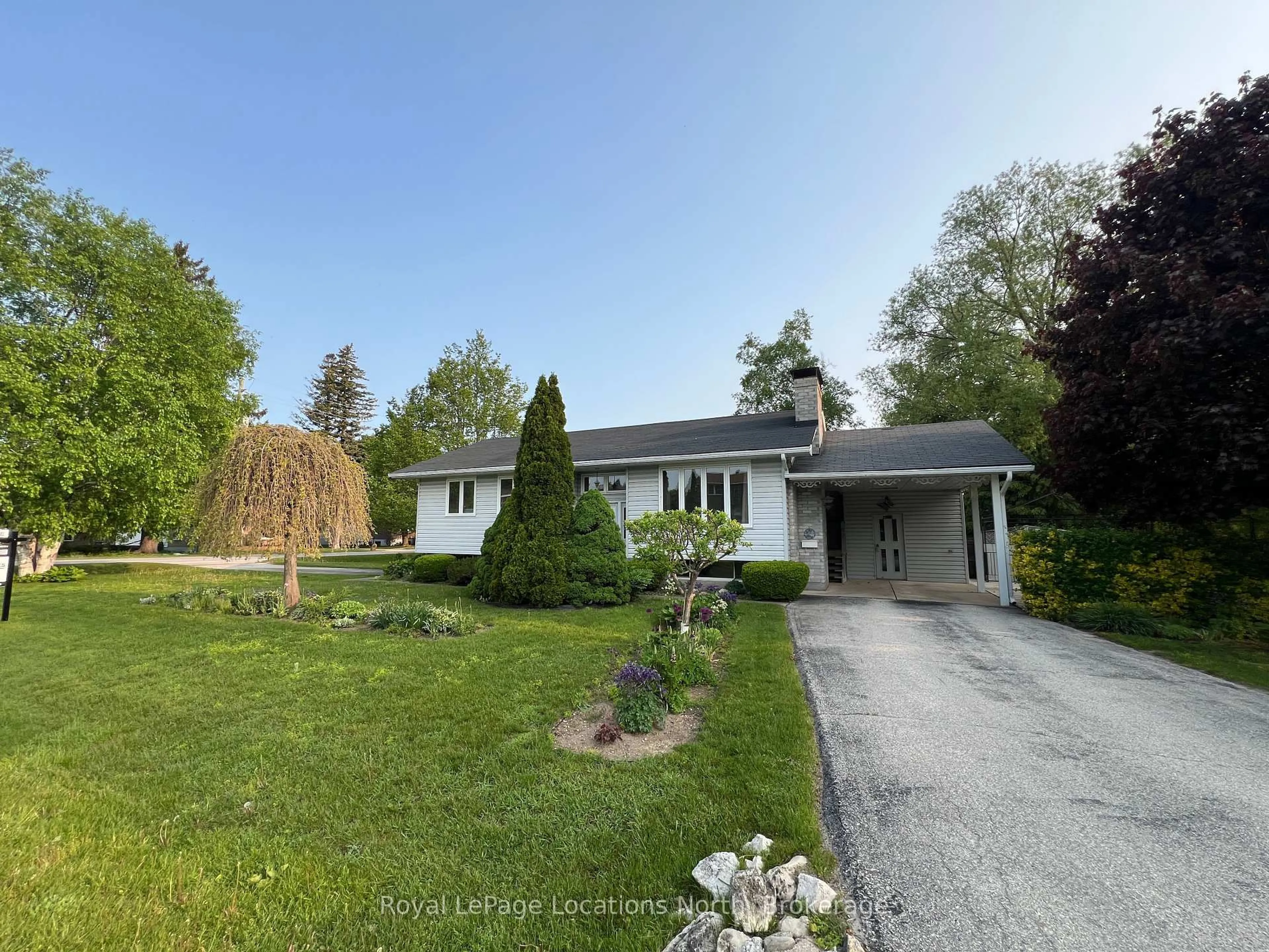 A pic from outside/outdoor area/front of a property/back of a property/a pic from drone, street for 211 Seventh St, Collingwood Ontario L9Y 4R4