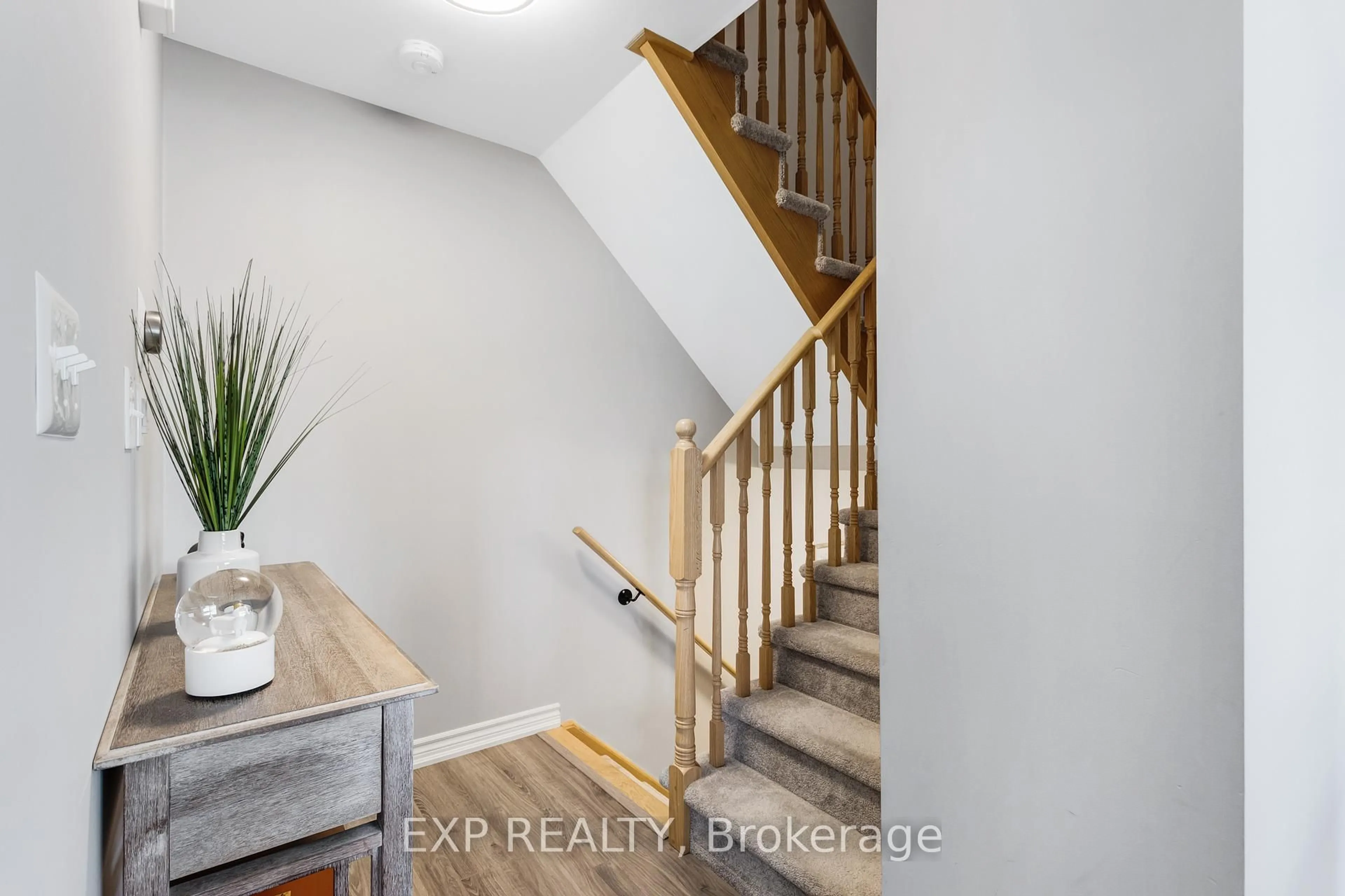 Indoor entryway for 11 Kodiak Terr, Barrie Ontario L9J 0J4
