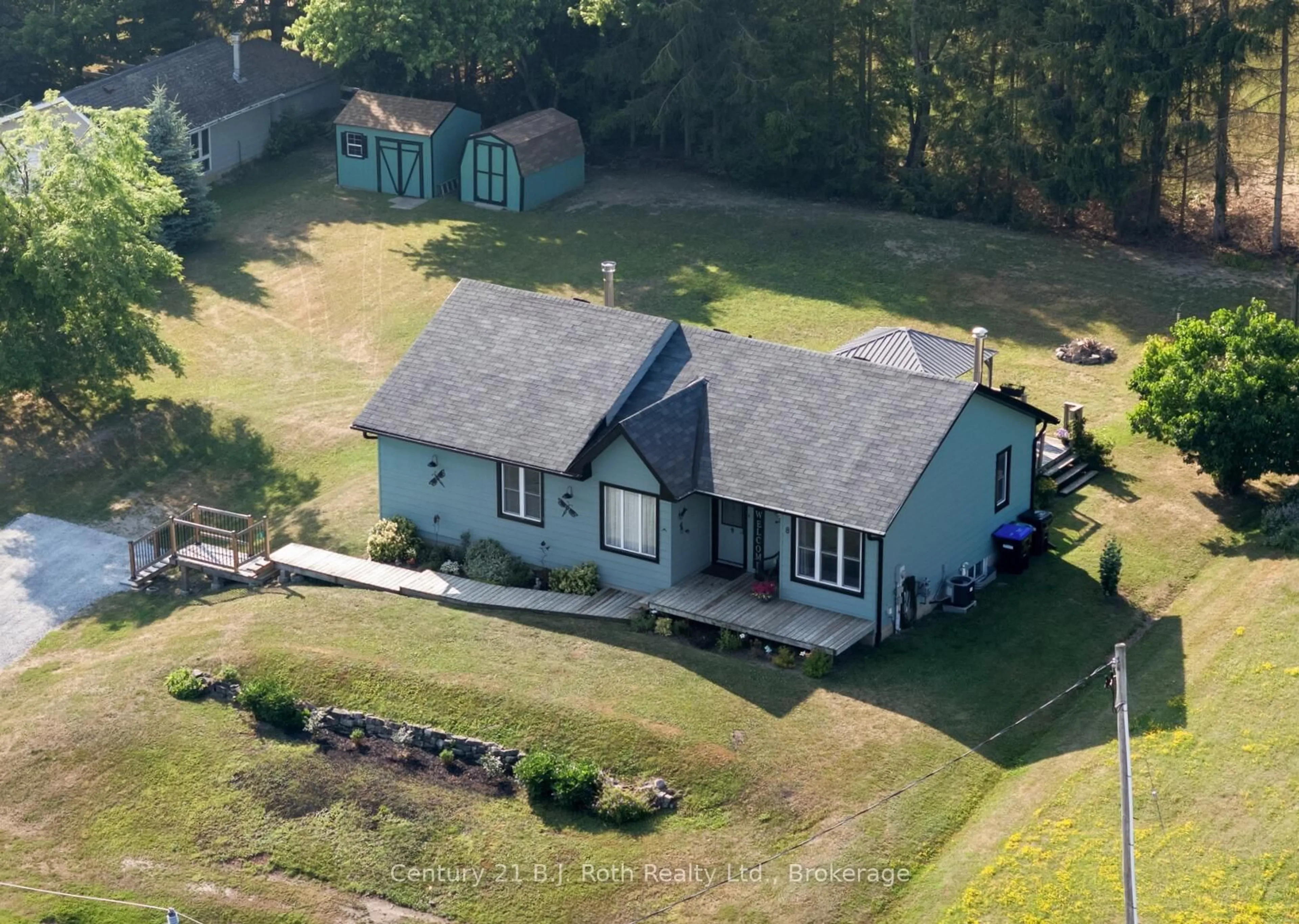 A pic from outside/outdoor area/front of a property/back of a property/a pic from drone, unknown for 8 Agnes St, Oro-Medonte Ontario L0K 1N0