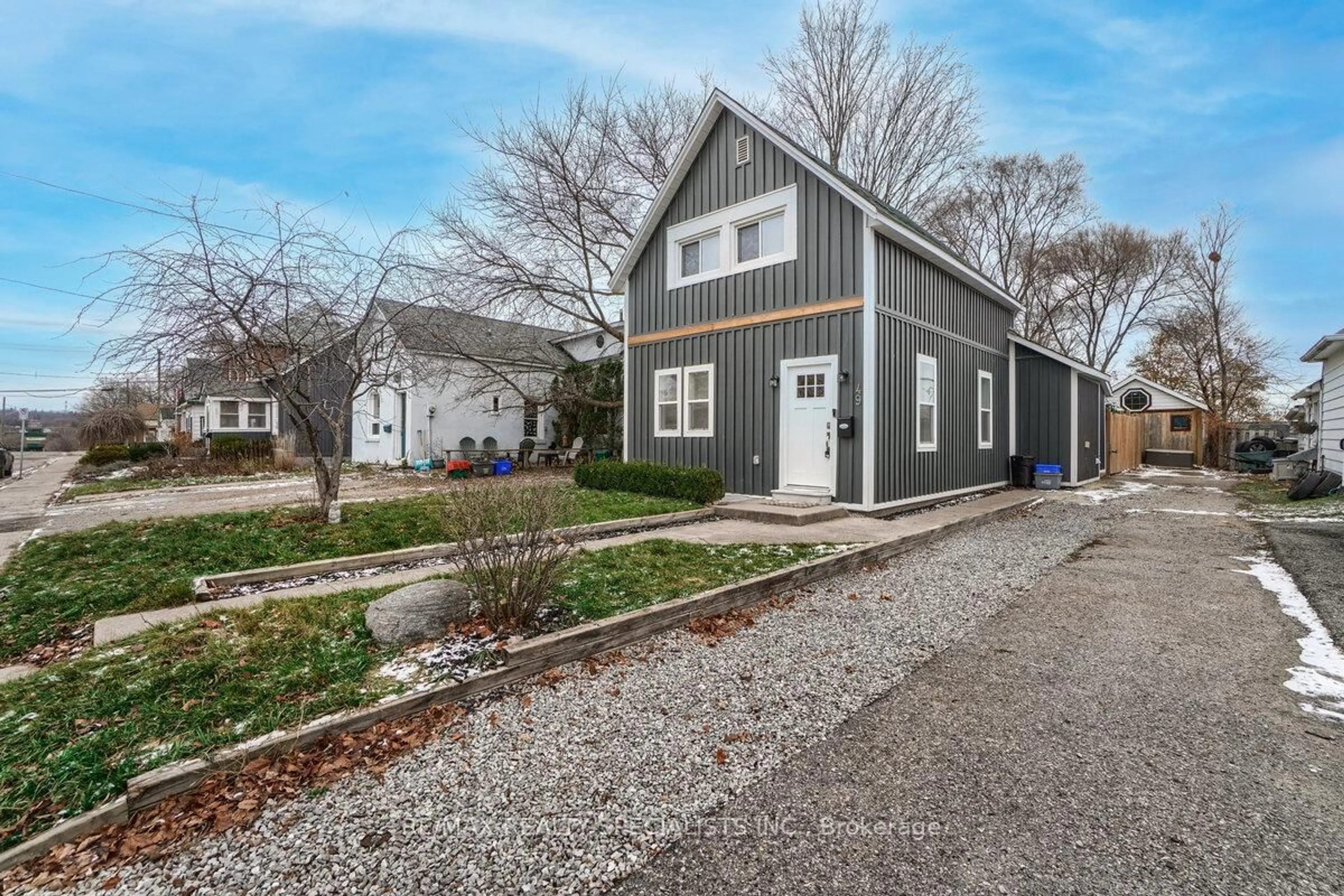 Home with vinyl exterior material, street for 49 Sanford St, Barrie Ontario L4N 3C3
