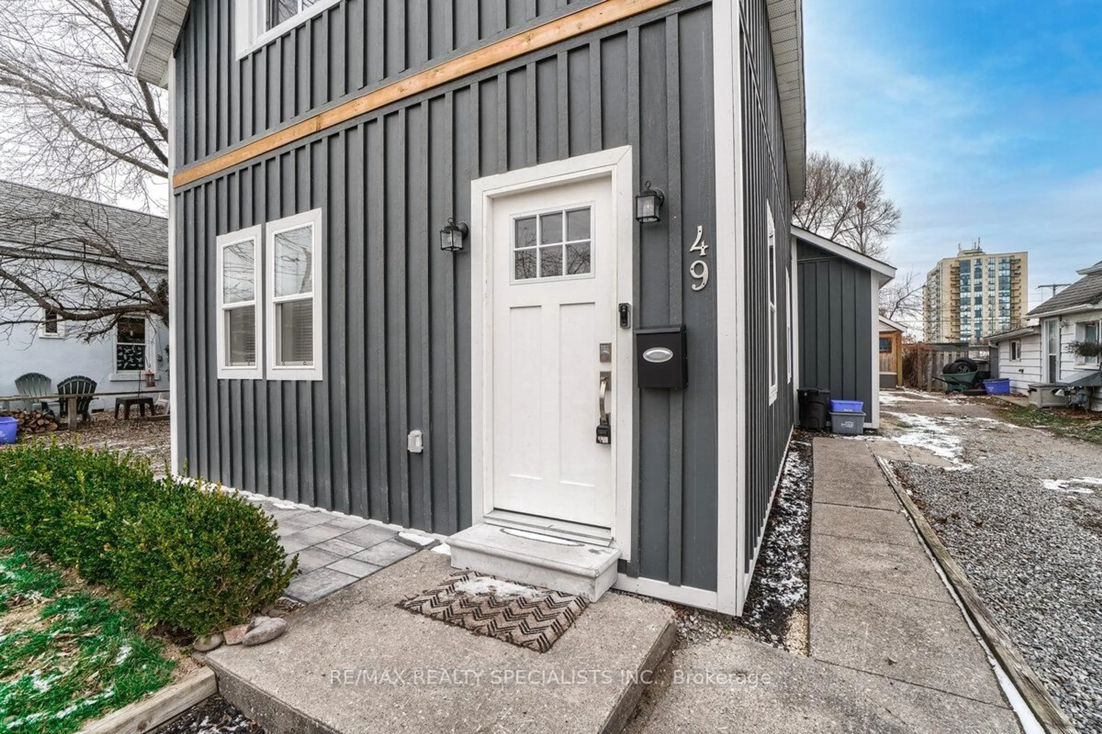 Home with vinyl exterior material, street for 49 Sanford St, Barrie Ontario L4N 3C3