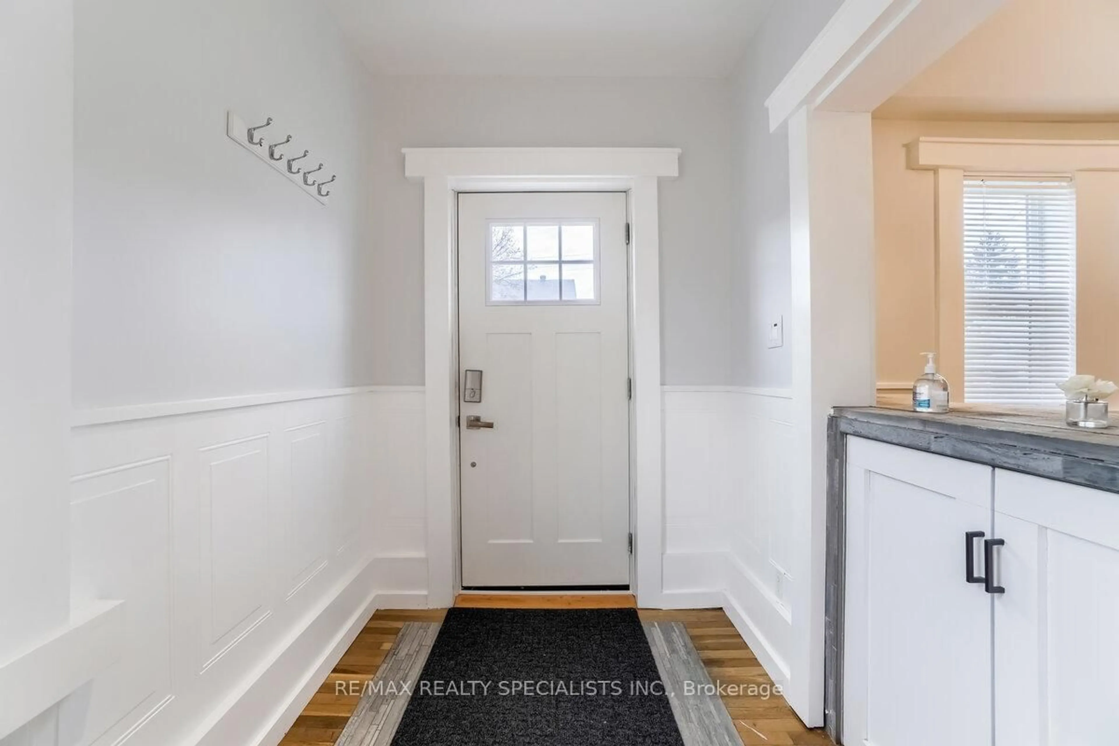 Indoor entryway for 49 Sanford St, Barrie Ontario L4N 3C3