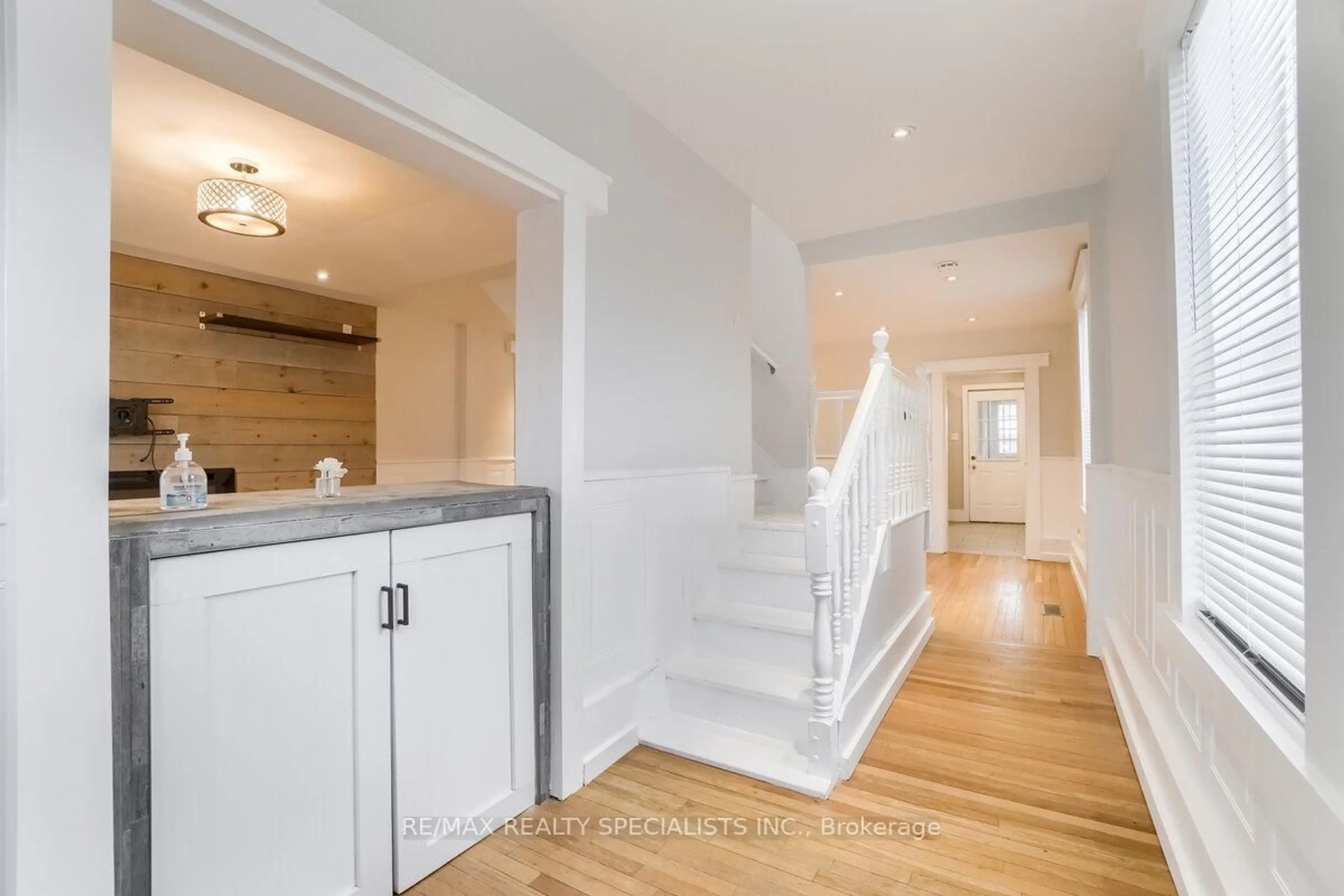 Indoor entryway for 49 Sanford St, Barrie Ontario L4N 3C3
