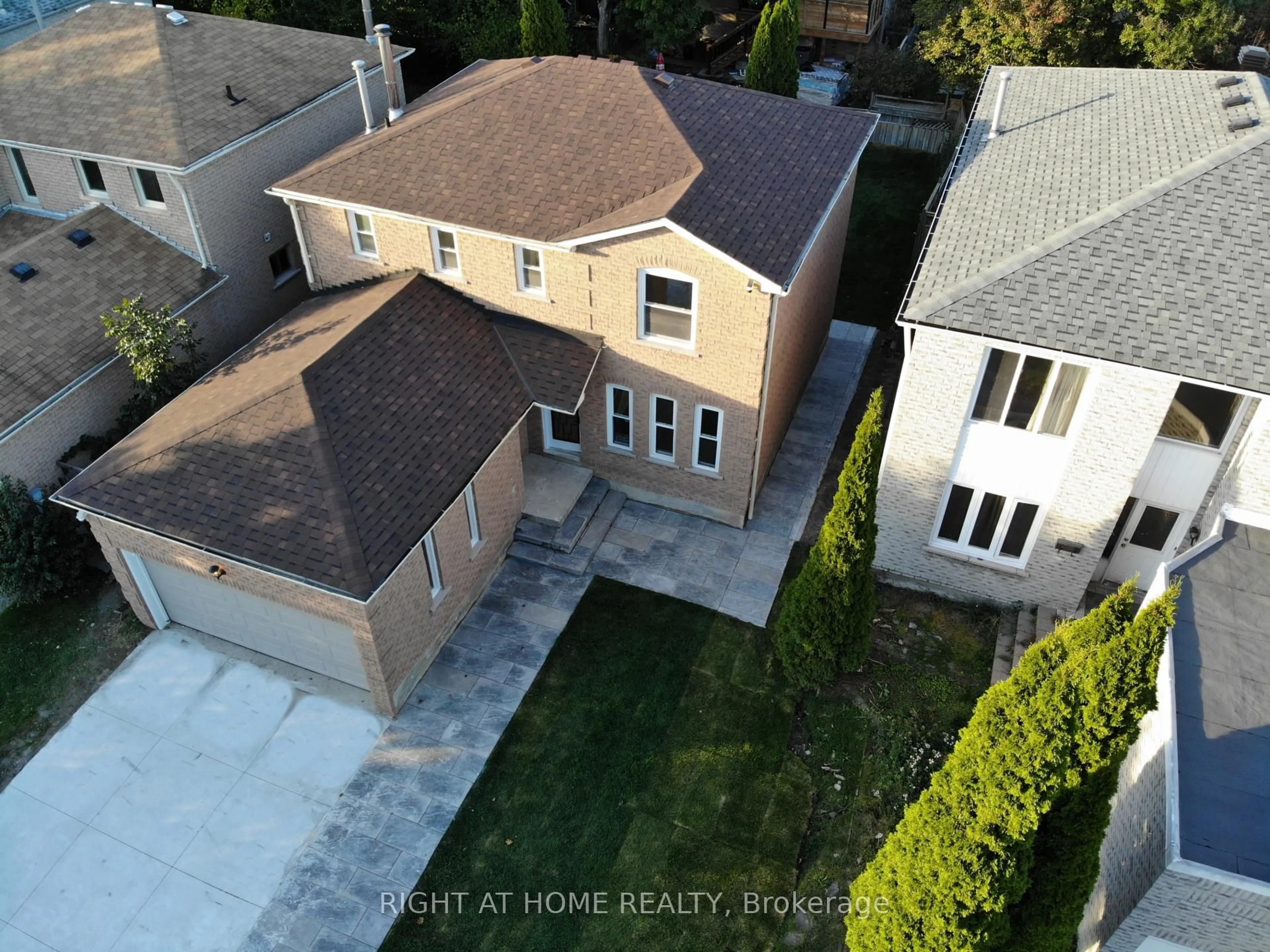 A pic from outside/outdoor area/front of a property/back of a property/a pic from drone, street for 247 Hickling Tr, Barrie Ontario L4M 5W9