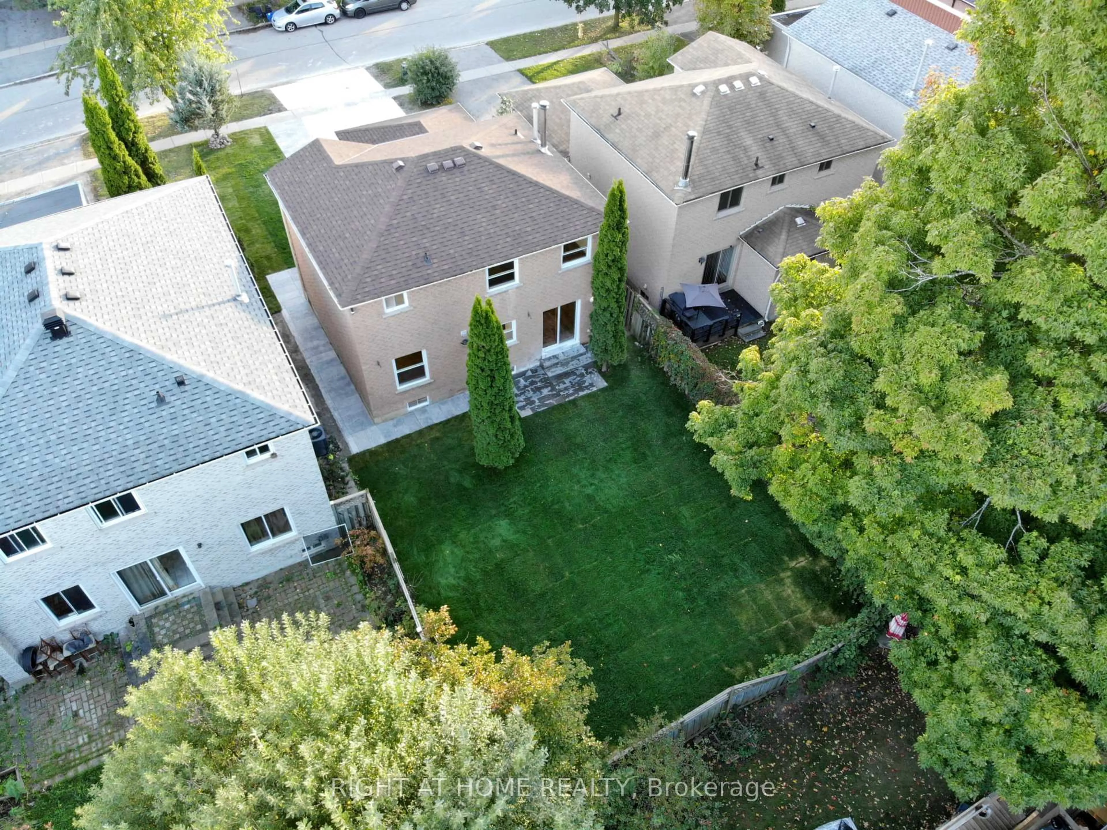 A pic from outside/outdoor area/front of a property/back of a property/a pic from drone, street for 247 Hickling Tr, Barrie Ontario L4M 5W9