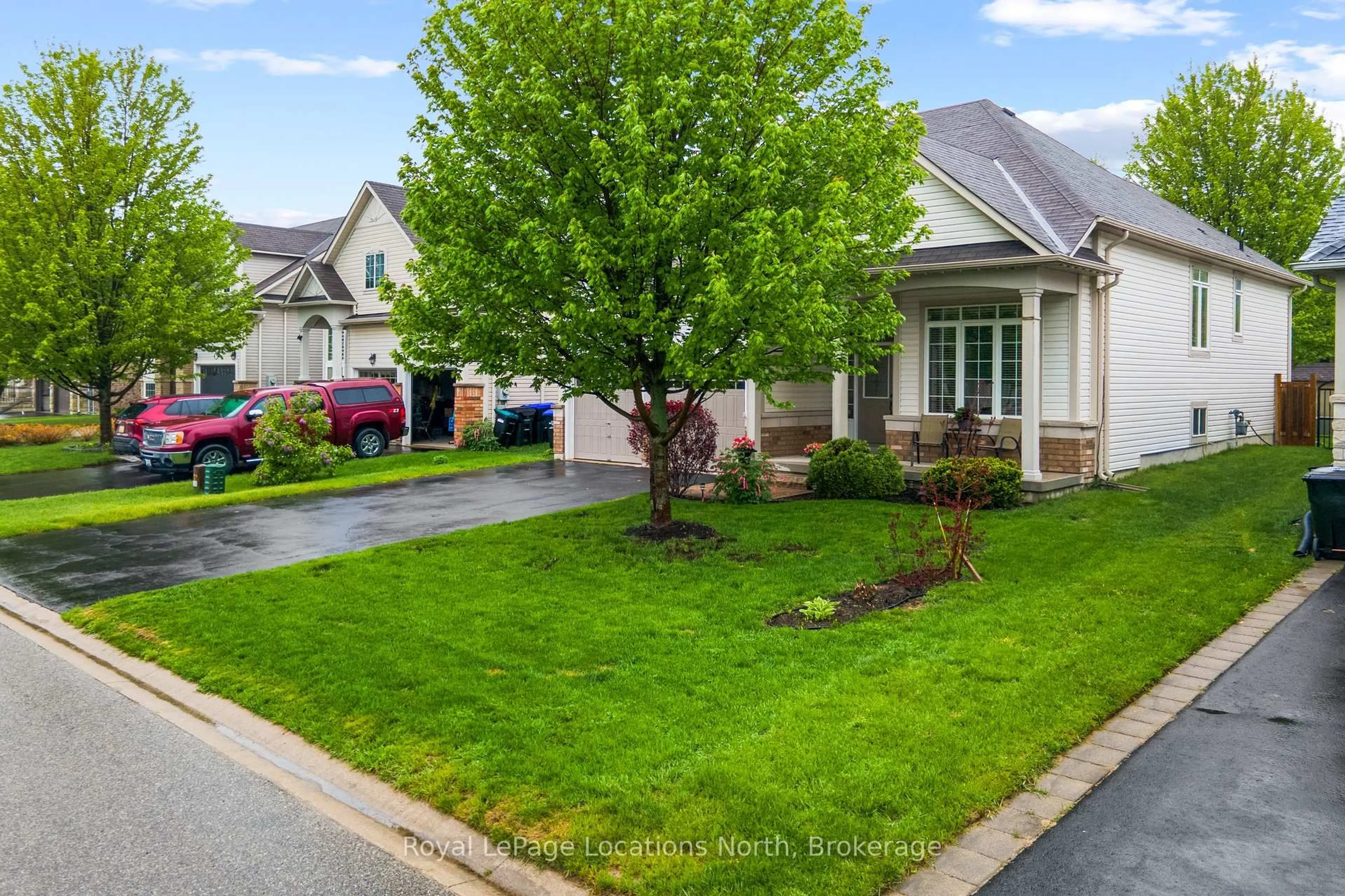 A pic from outside/outdoor area/front of a property/back of a property/a pic from drone, street for 8 Broadpoint St, Wasaga Beach Ontario L9Z 3B8