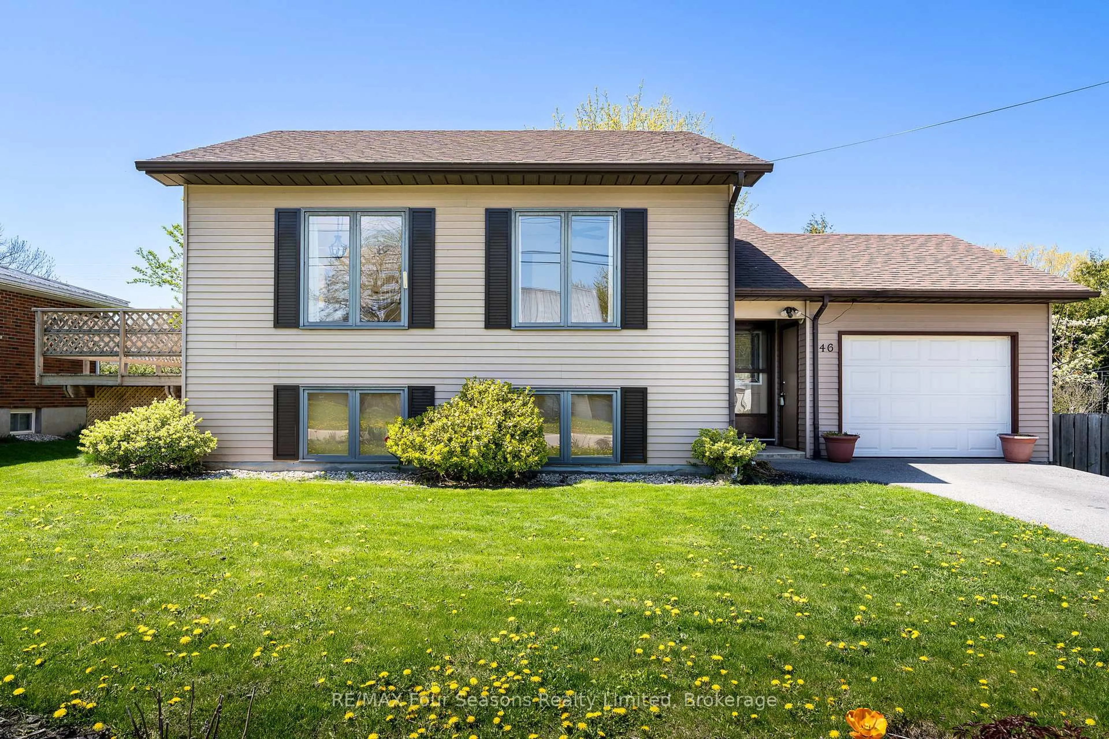 Home with vinyl exterior material, street for 46 East St, Collingwood Ontario L9Y 3W6