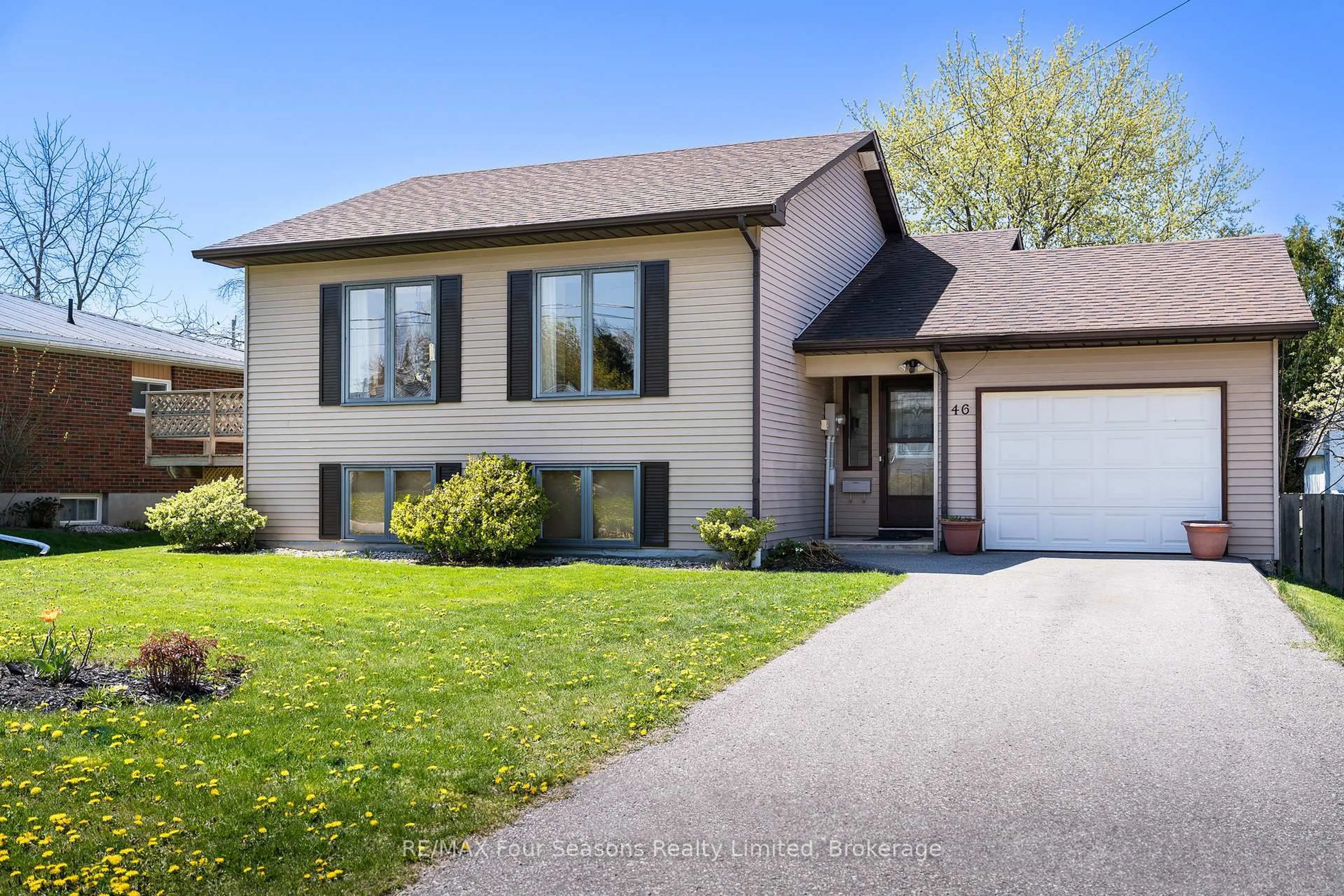 Home with vinyl exterior material, street for 46 East St, Collingwood Ontario L9Y 3W6