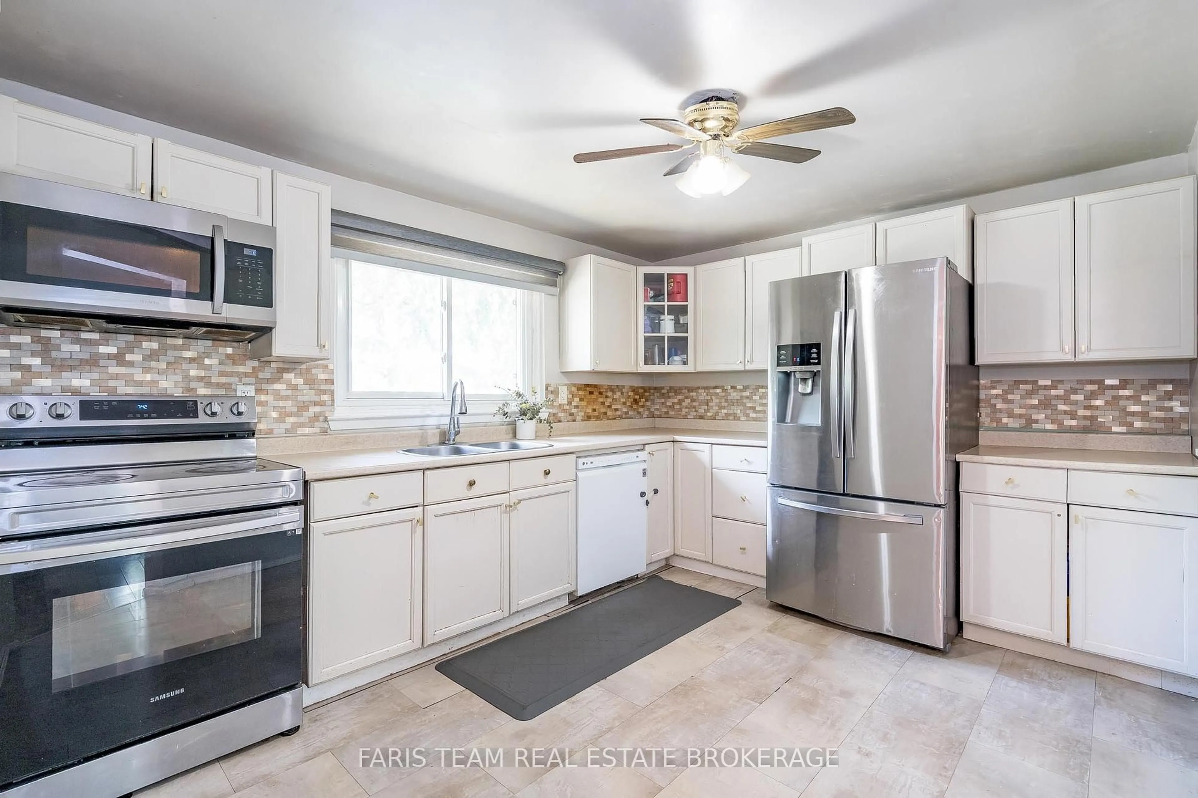 Open concept kitchen, ceramic/tile floor for 233 Innisfil St #19, Barrie Ontario L4N 3E9