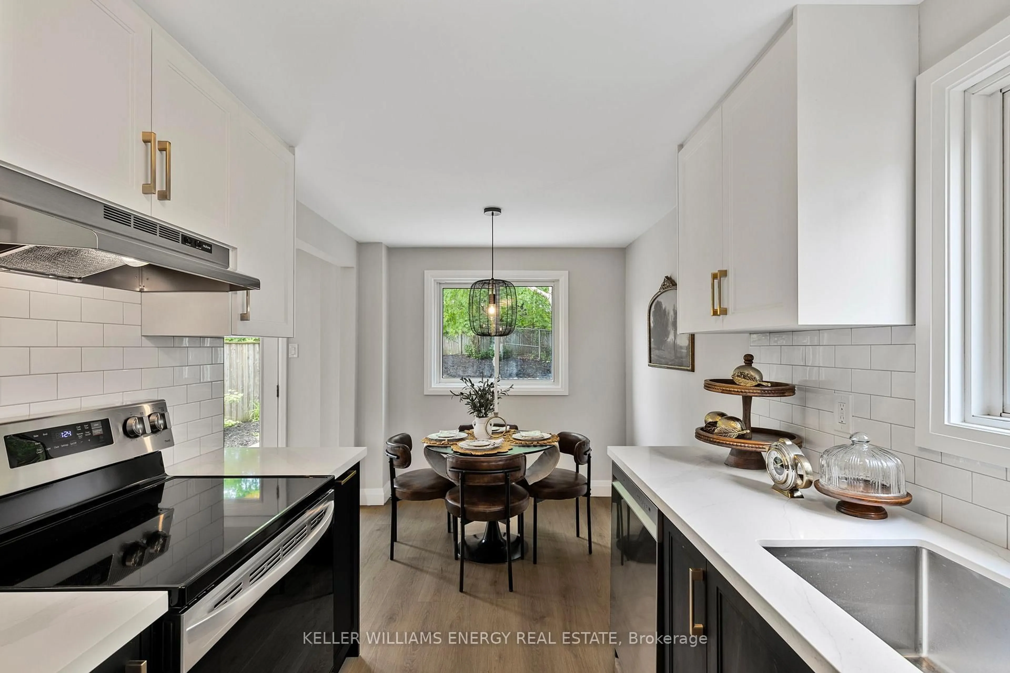 Open concept kitchen, ceramic/tile floor for 30 Sinclair Crt, Barrie Ontario L4N 5X8