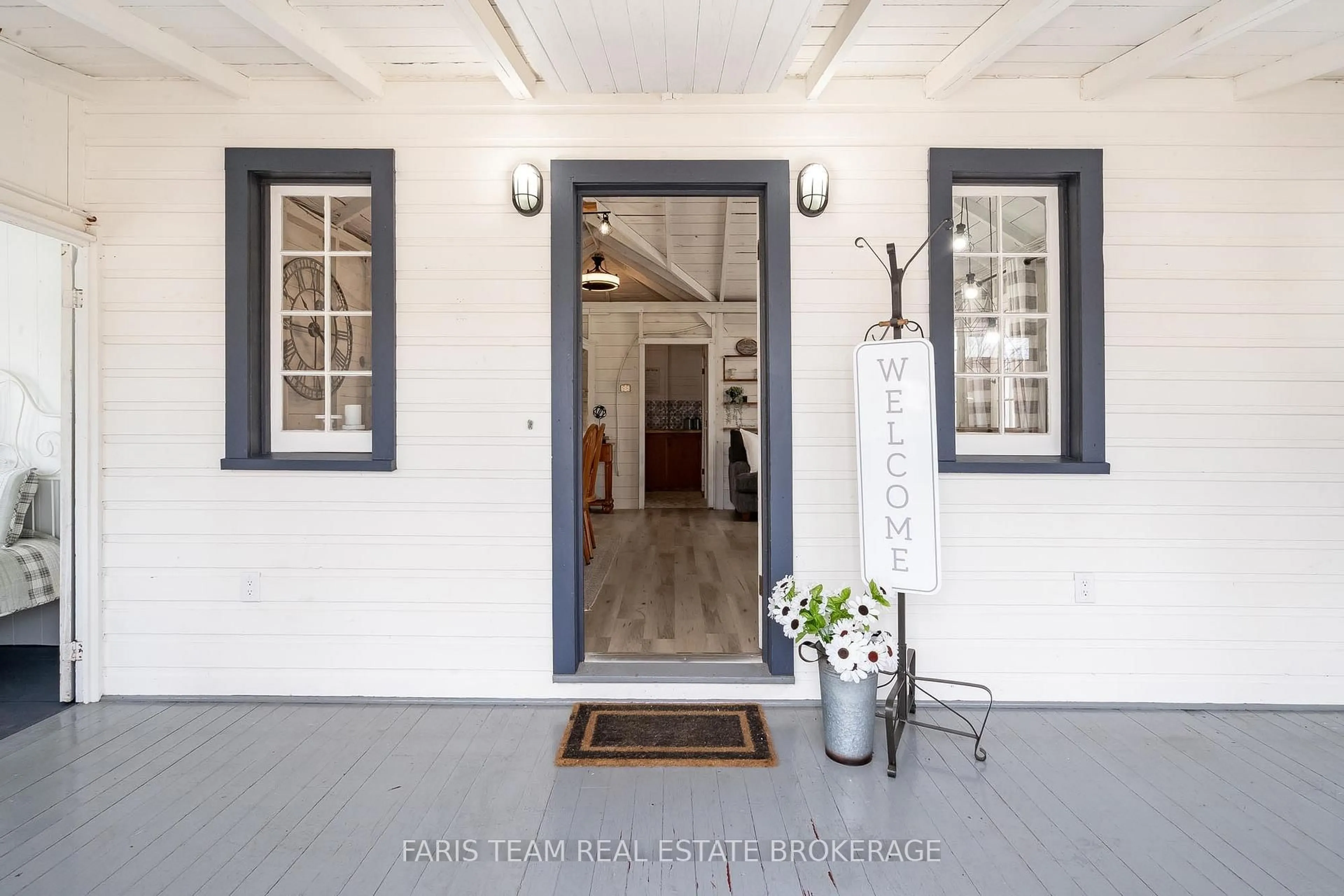Indoor entryway for 365 Robins Point Rd, Tay Ontario L0K 2A0