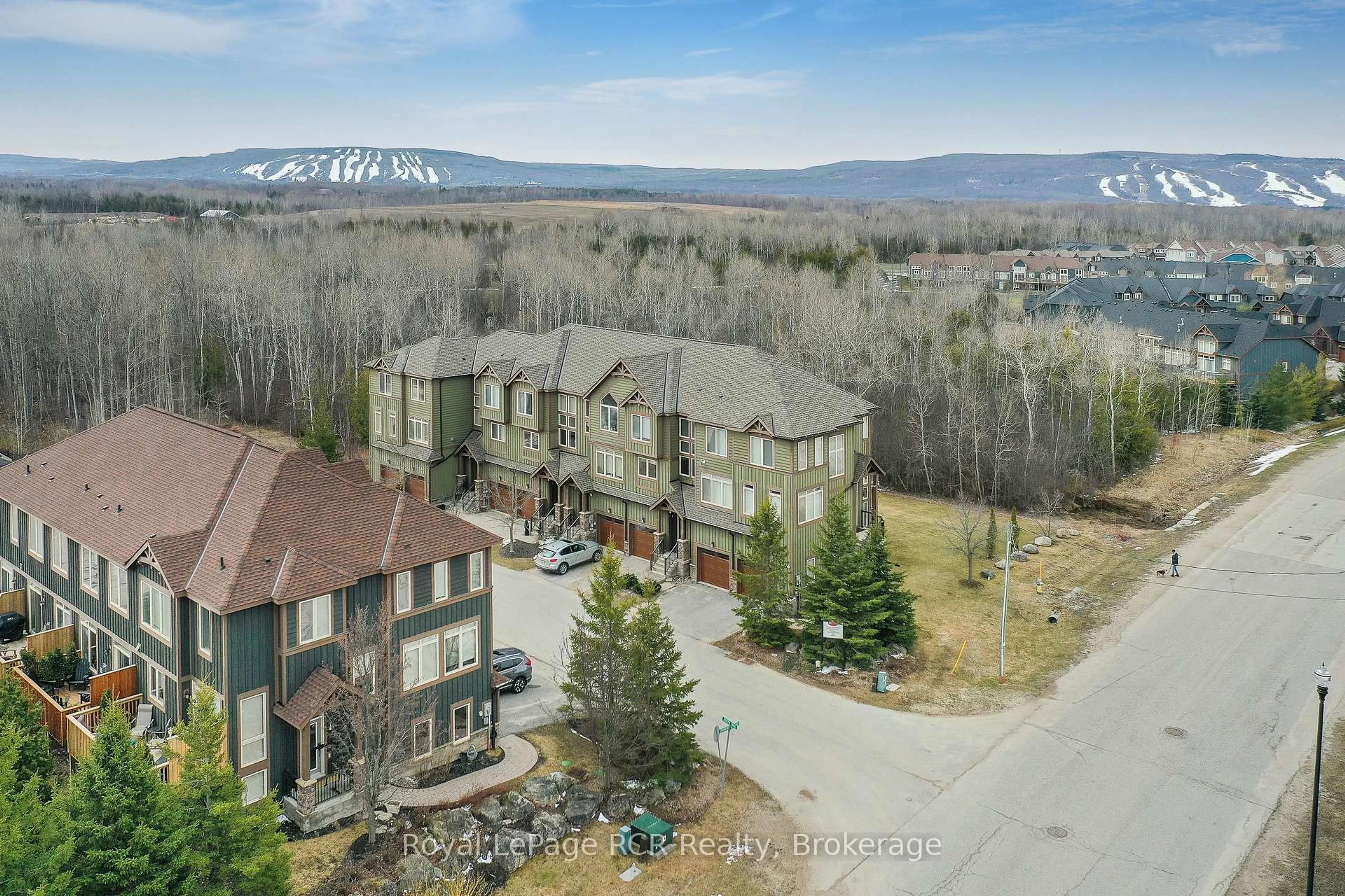 A pic from outside/outdoor area/front of a property/back of a property/a pic from drone, mountain view for 67 Joseph Tr, Collingwood Ontario L9Y 0J3