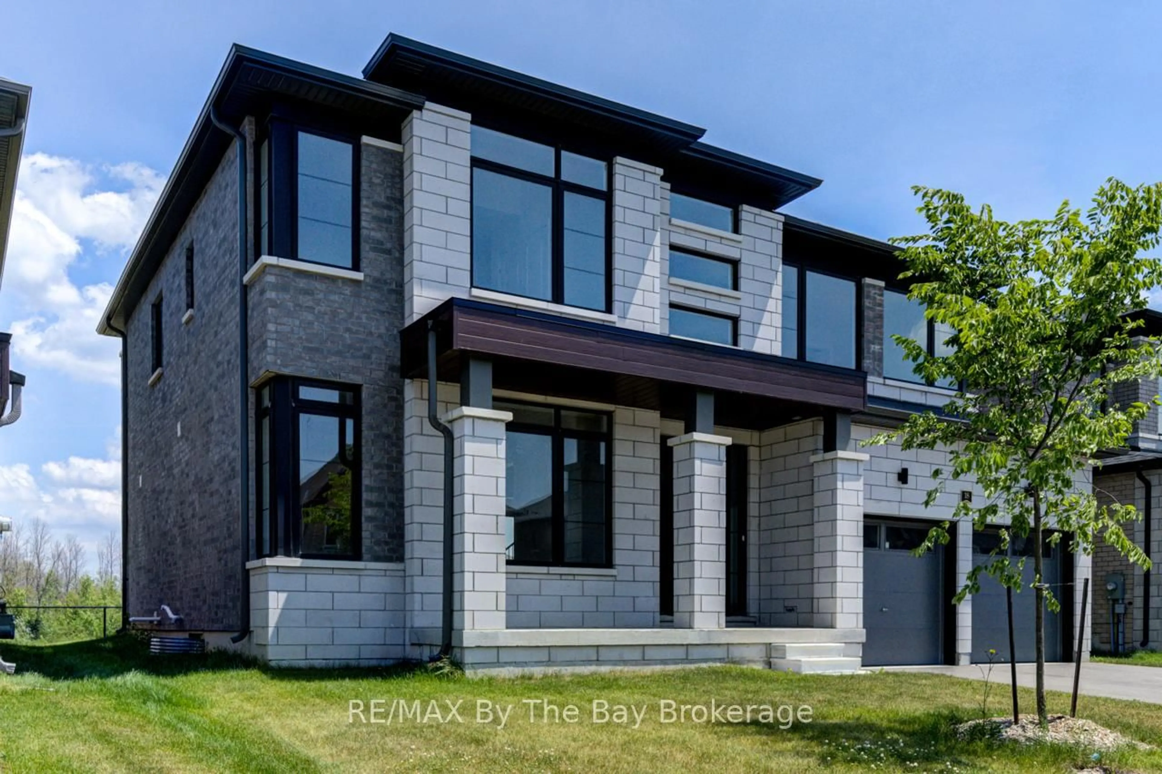 Home with brick exterior material, building for 18 Rosanne Circ, Wasaga Beach Ontario L9Z 0N4