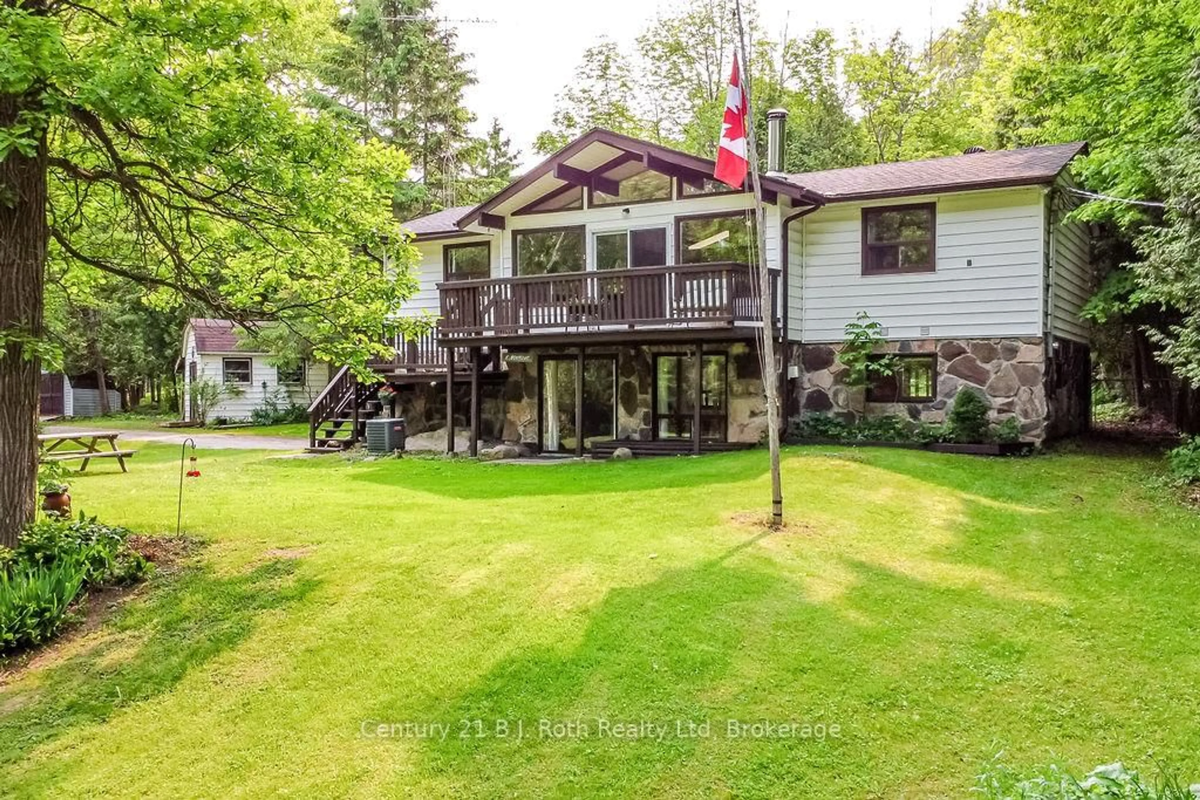 A pic from outside/outdoor area/front of a property/back of a property/a pic from drone, water/lake/river/ocean view for 1755 Twin Oaks Cres, Severn Ontario L0K 1E0