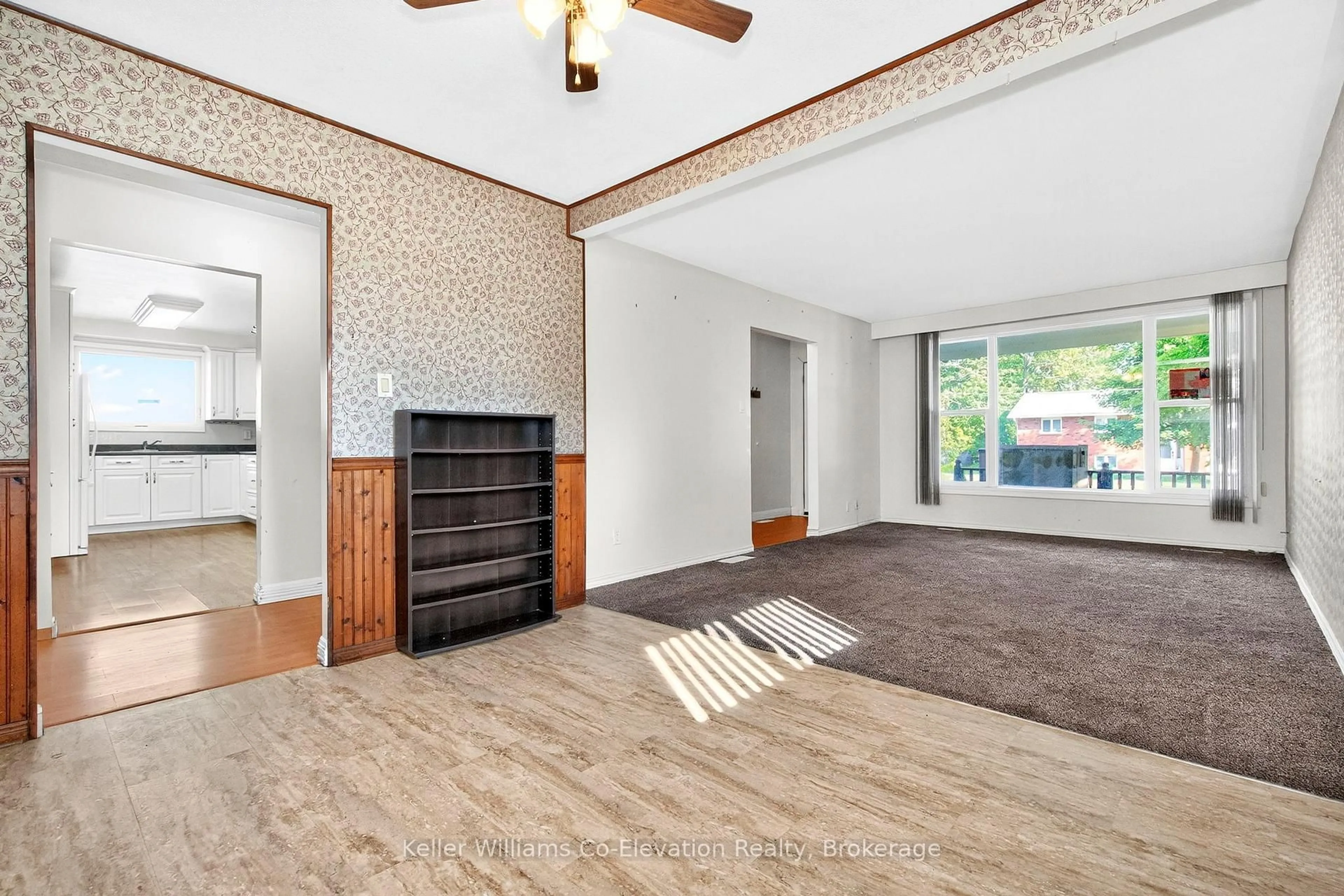 Living room with furniture, carpet floor for 176 Bay St, Tay Ontario L0K 2A0