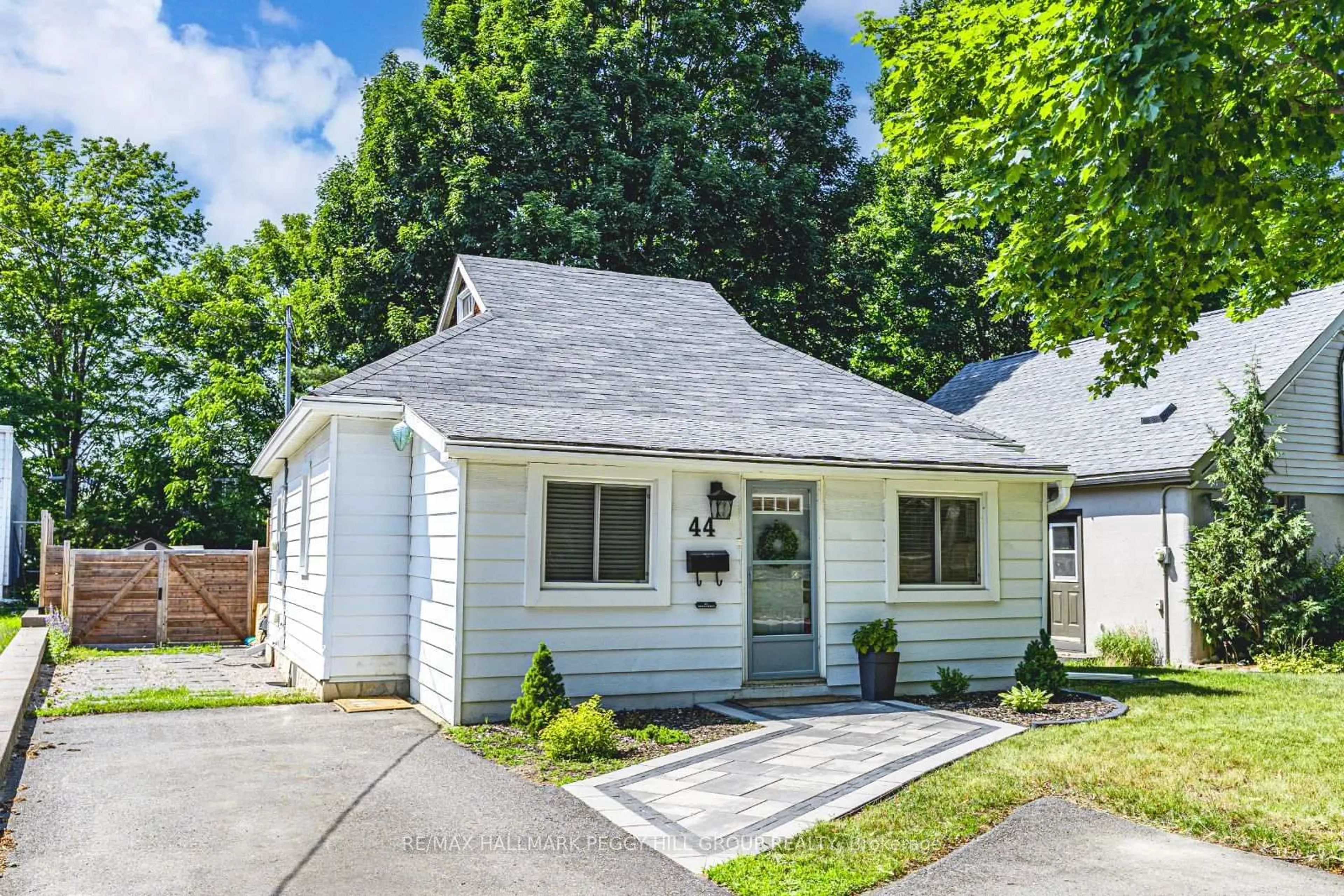 Home with vinyl exterior material, street for 44 Adelaide St, Barrie Ontario L4N 3T5