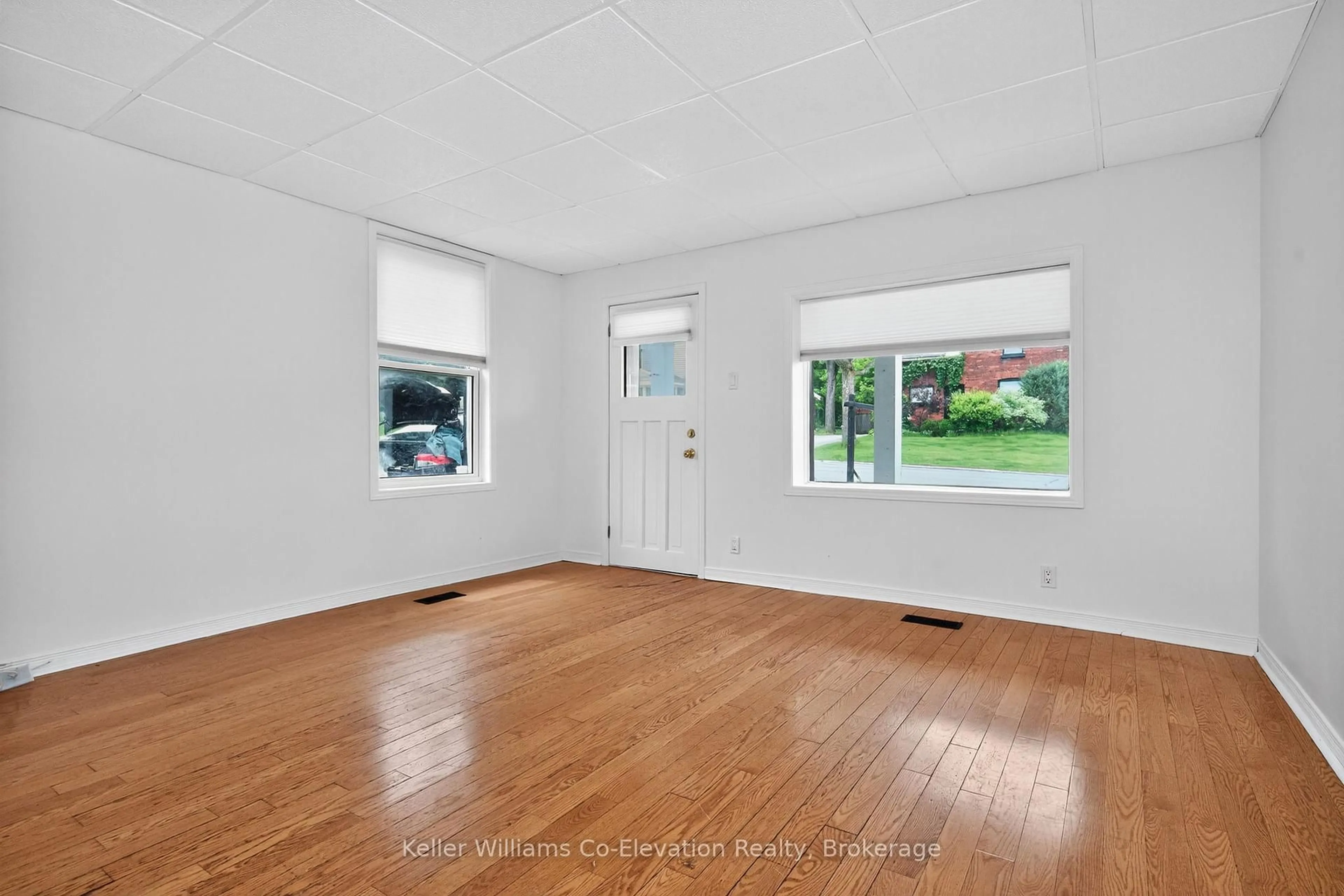 A pic of a room for 55 Fifth St, Midland Ontario L4R 3V4