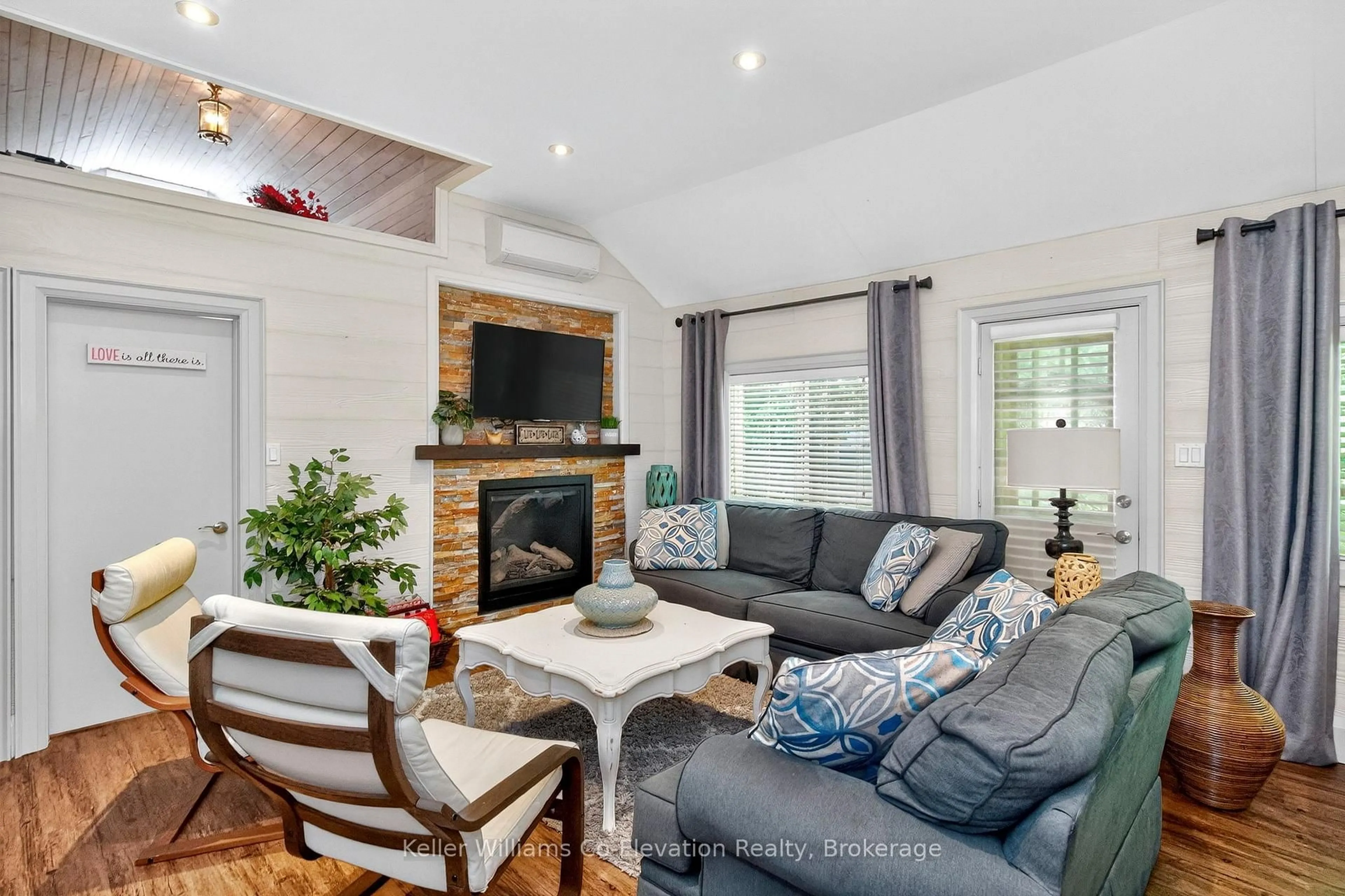 Living room with furniture, unknown for 19 Evans Dr, Tiny Ontario L0L 2J0