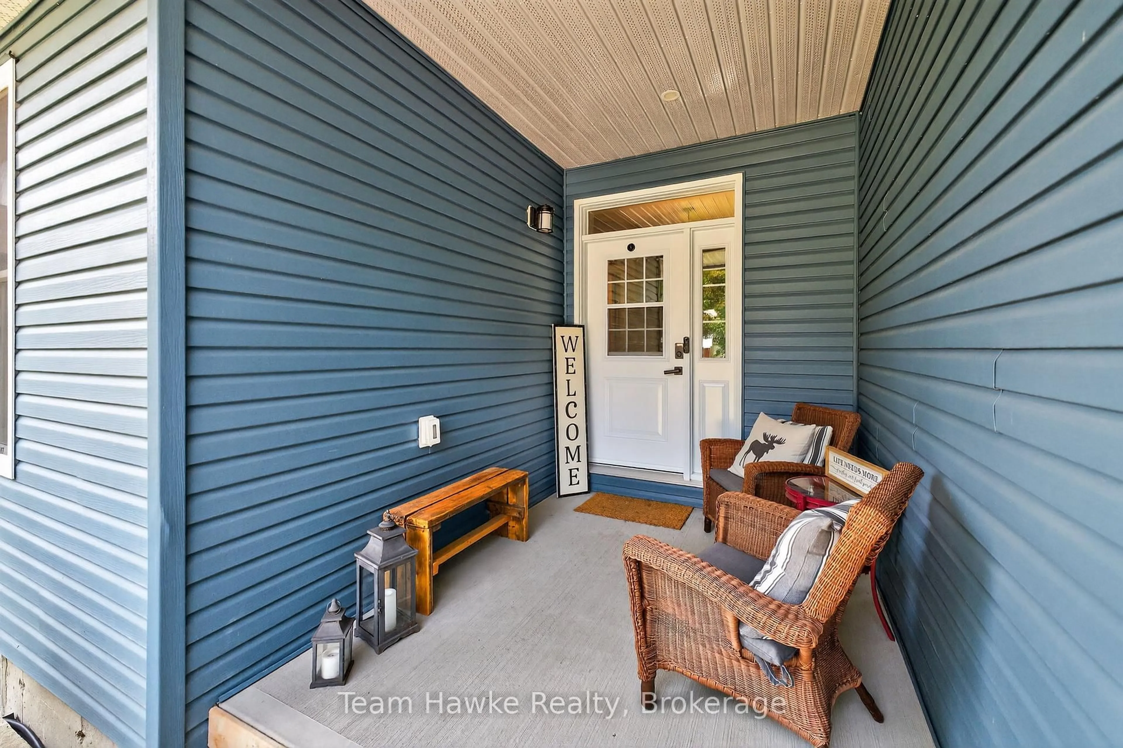 Indoor entryway for 64 Broad St, Penetanguishene Ontario L9M 1G4