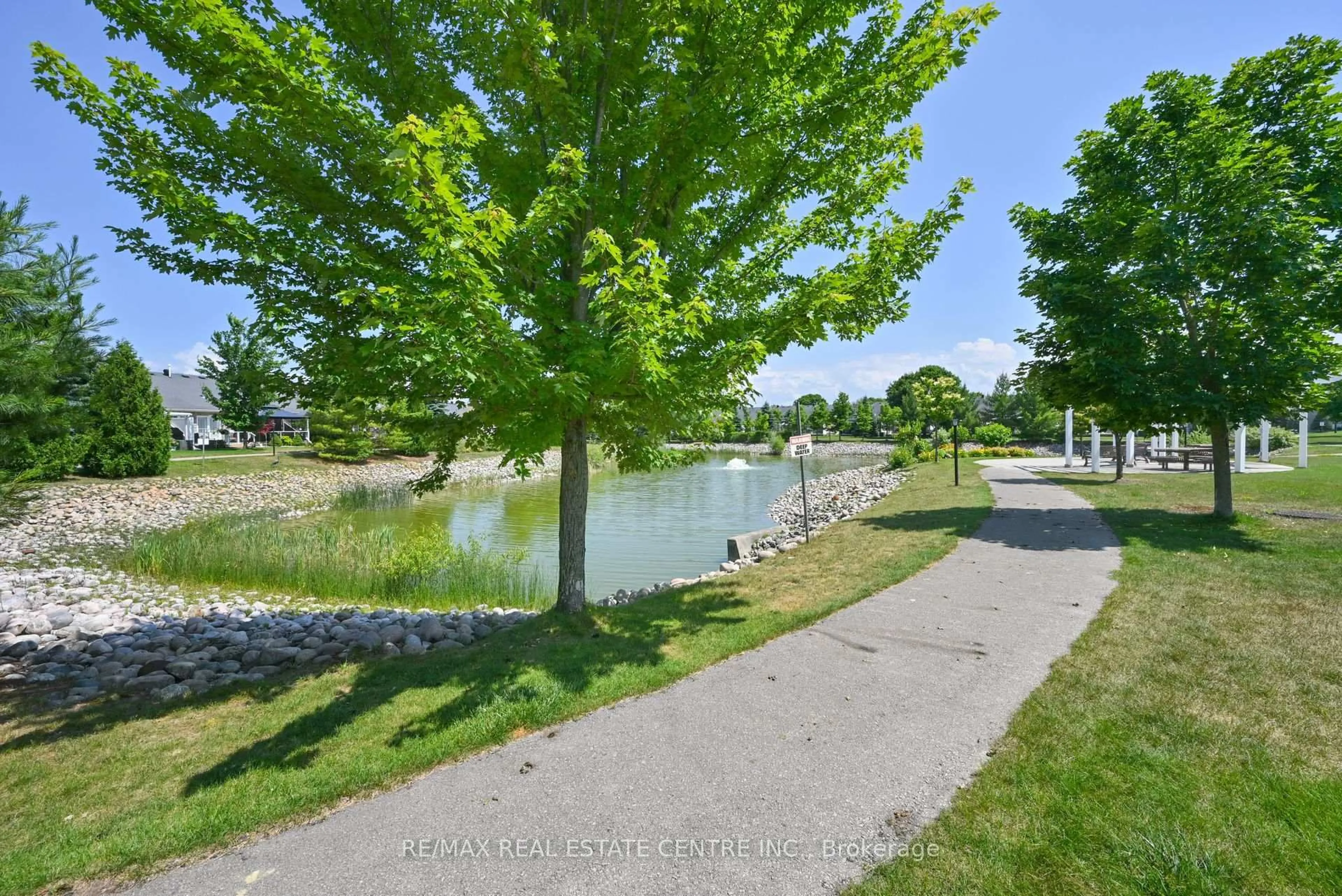 A pic from outside/outdoor area/front of a property/back of a property/a pic from drone, water/lake/river/ocean view for 37 Garden Grove Cres, Wasaga Beach Ontario L9Z 0E6