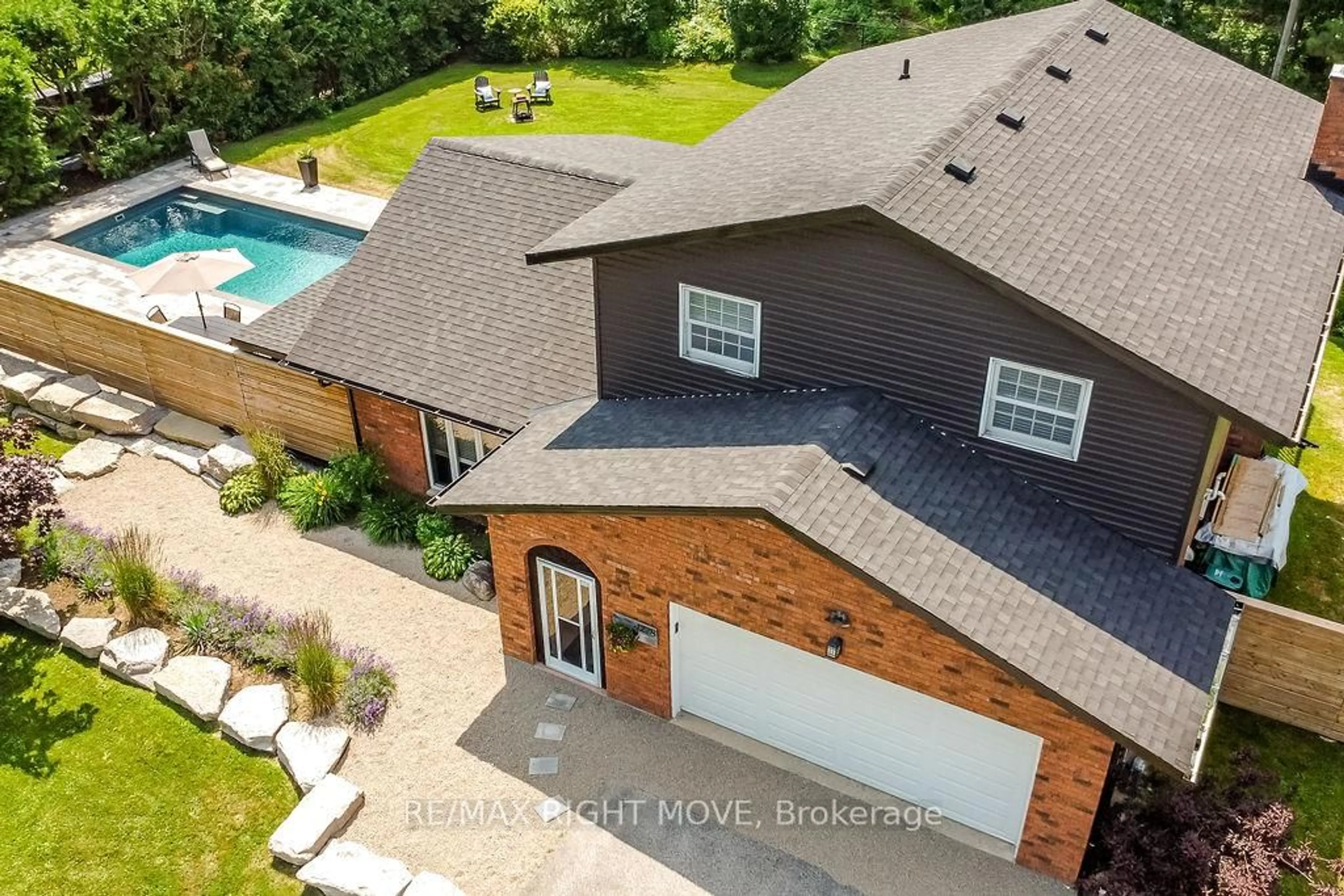 A pic from outside/outdoor area/front of a property/back of a property/a pic from drone, unknown for 4278 WILSON POINT Rd, Severn Ontario L3V 7E1