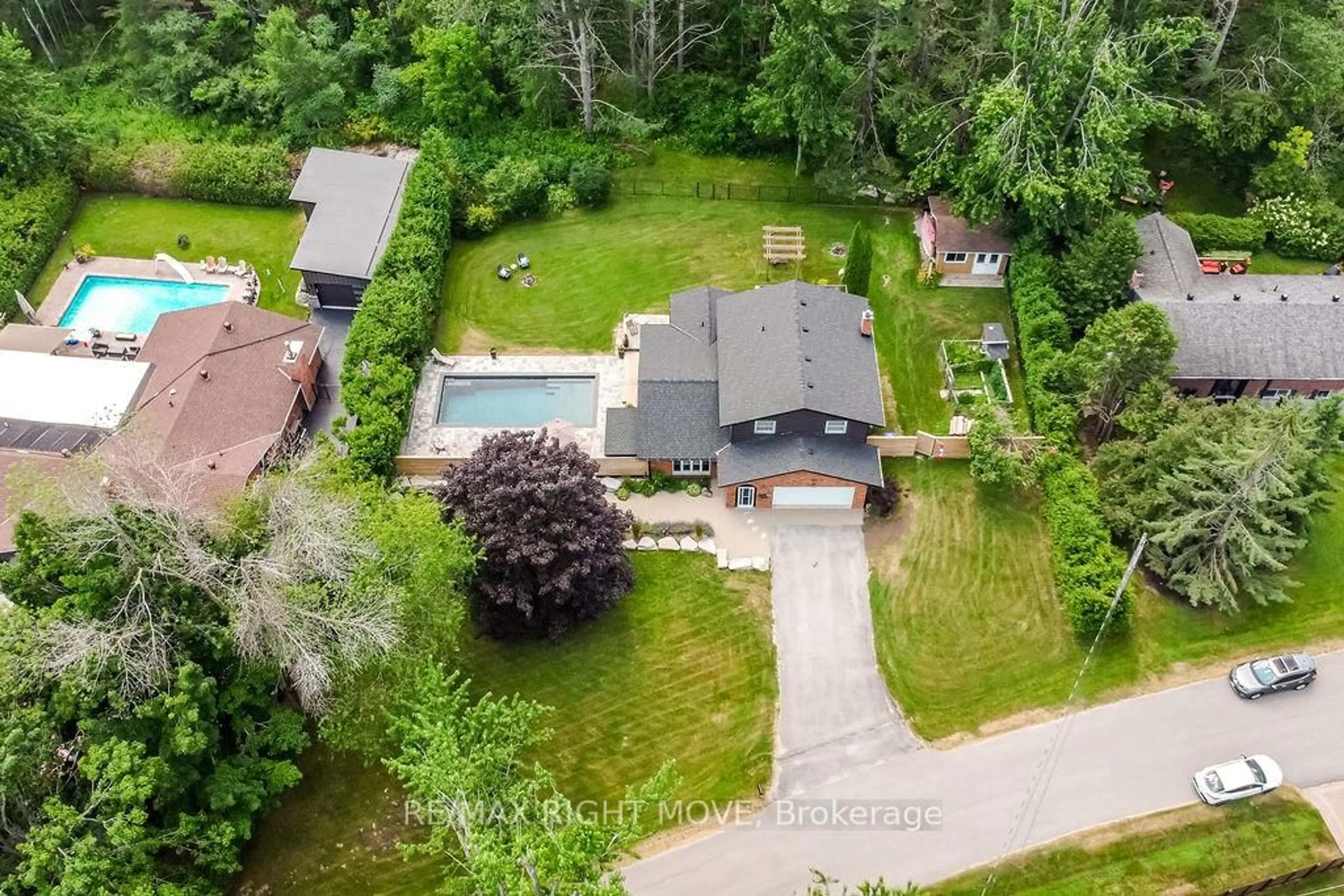 A pic from outside/outdoor area/front of a property/back of a property/a pic from drone, unknown for 4278 WILSON POINT Rd, Severn Ontario L3V 7E1