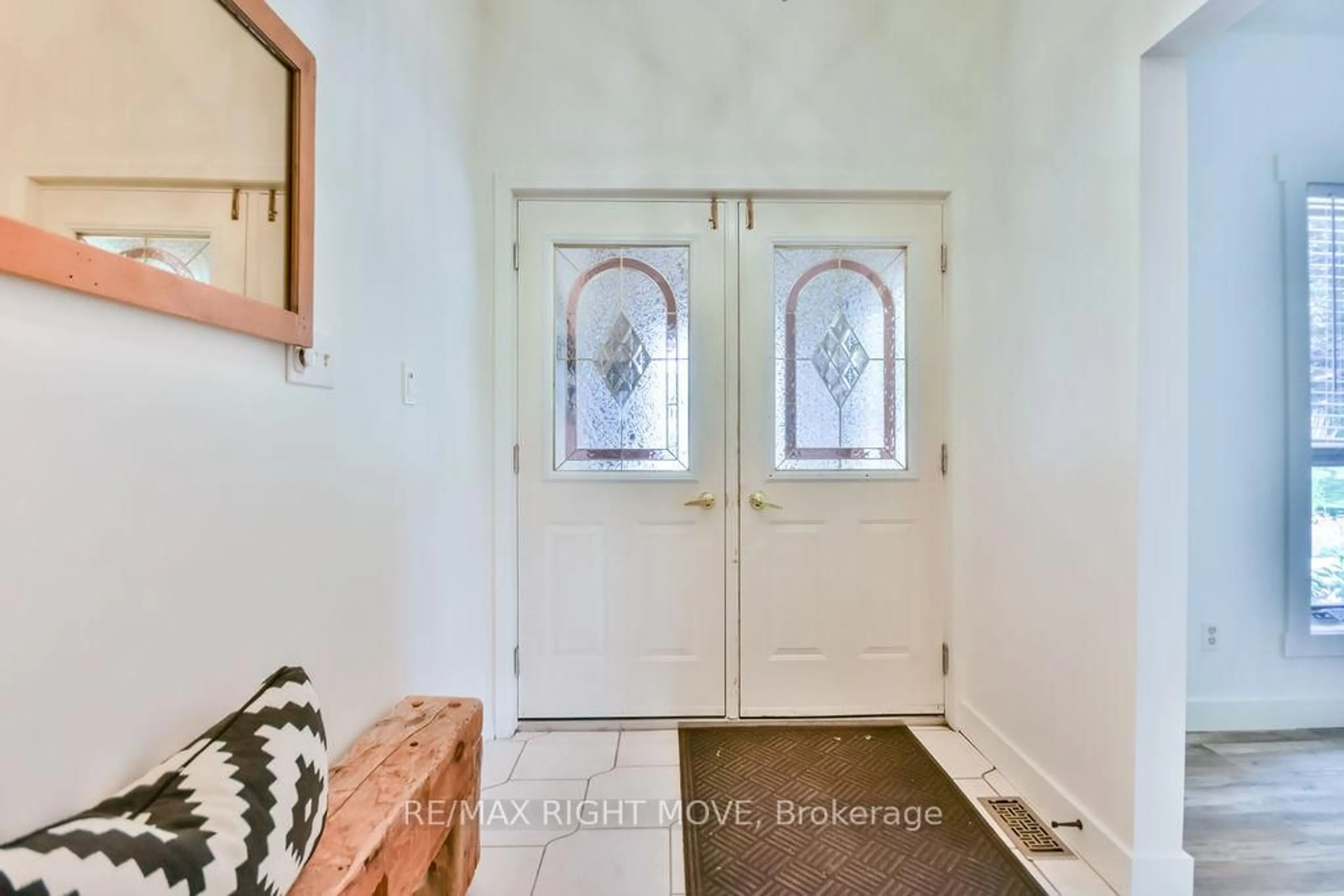 Indoor entryway for 4278 WILSON POINT Rd, Severn Ontario L3V 7E1