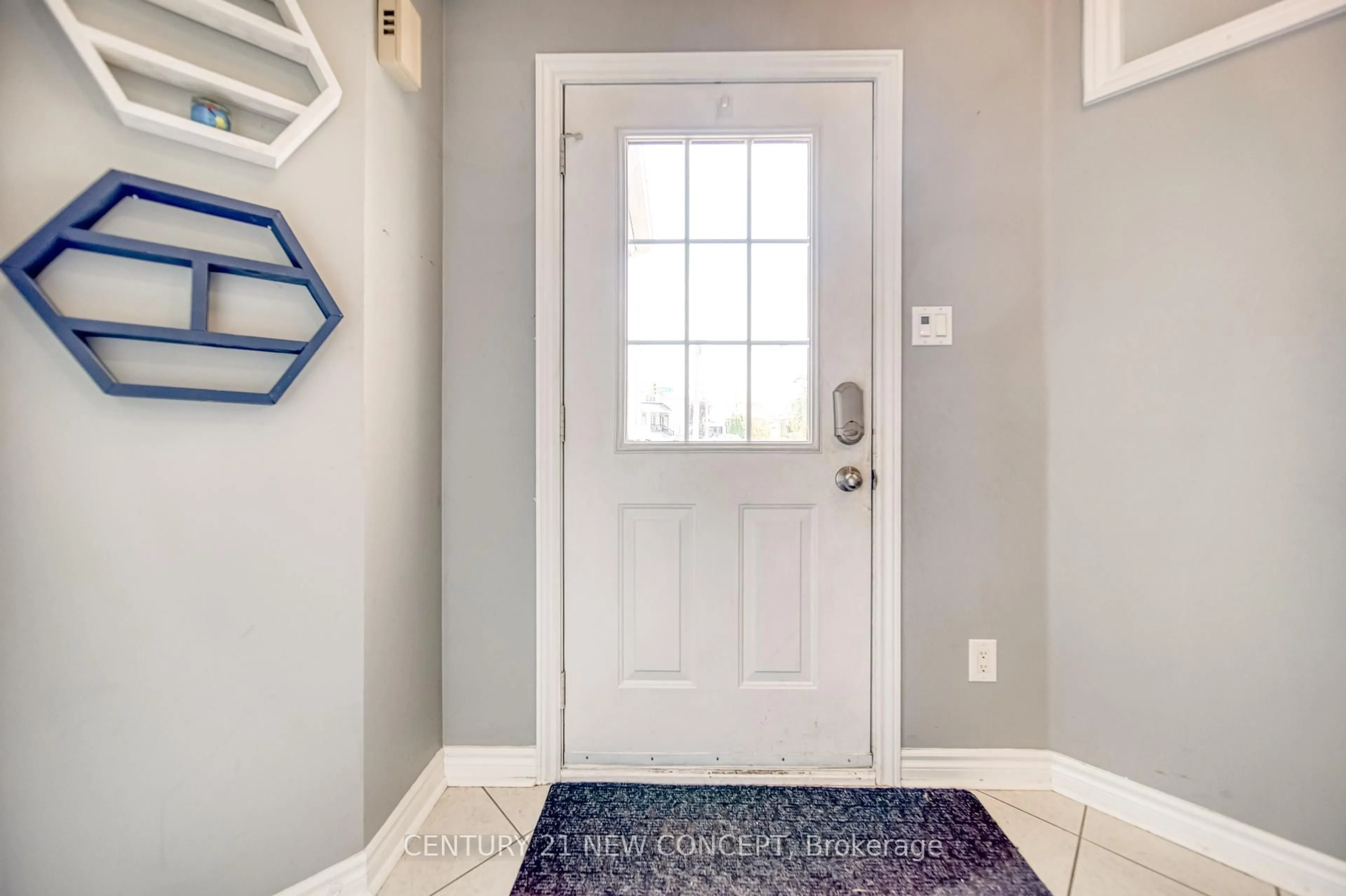 Indoor entryway for 2 Michael Cres, Barrie Ontario L4M 6Y9