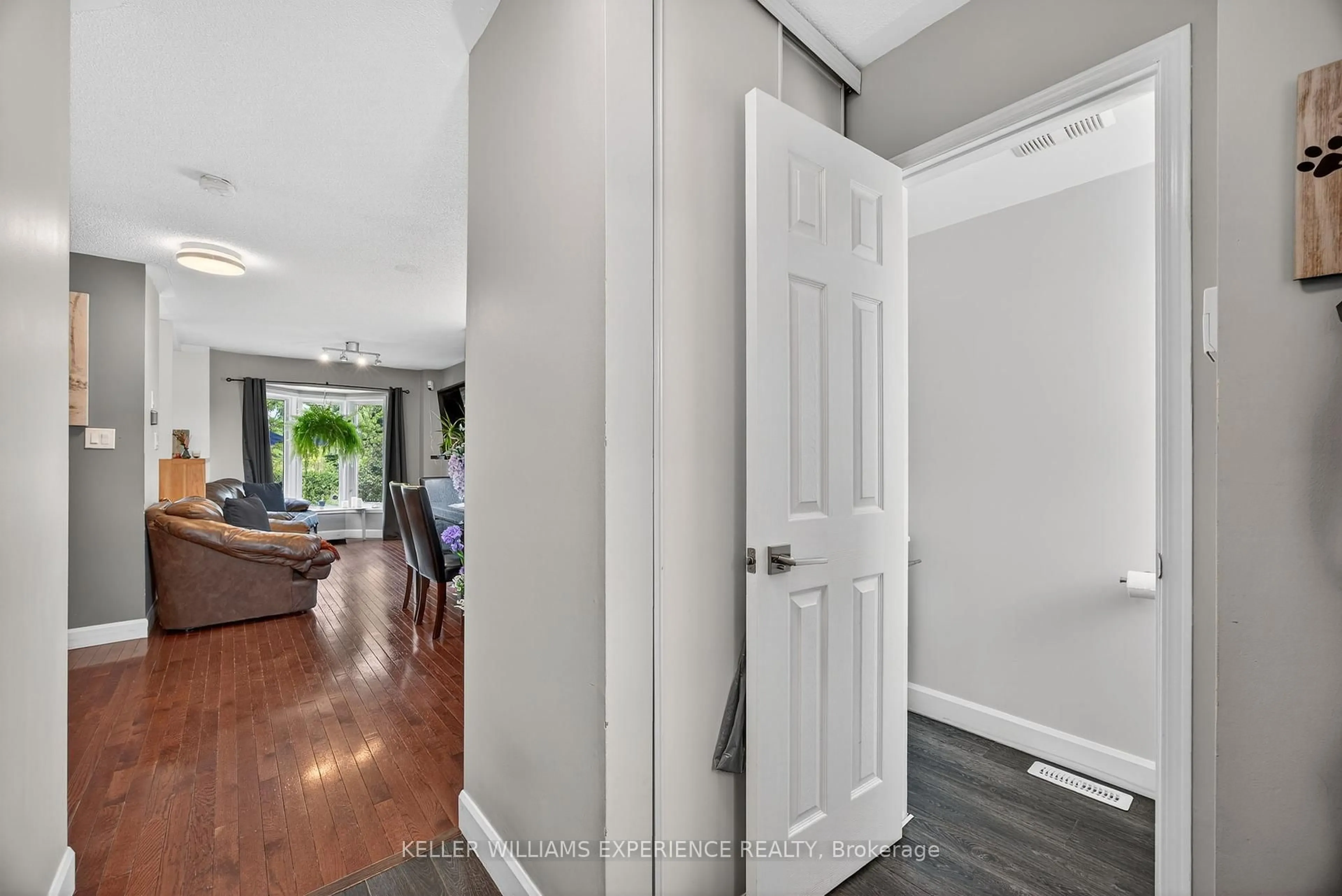 Indoor entryway for 64 Gadwall Ave, Barrie Ontario L4N 8X5
