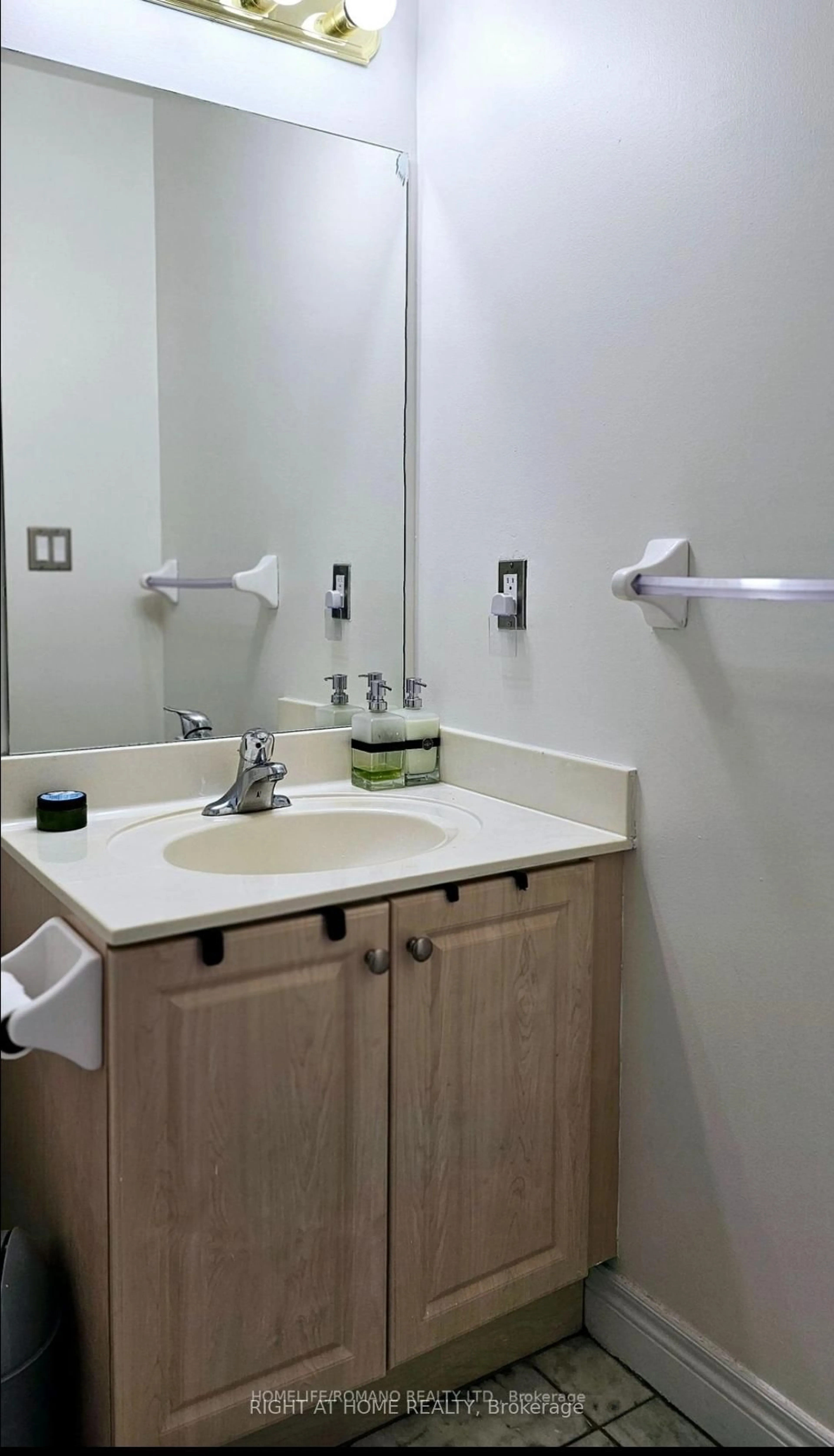 Standard bathroom, unknown for 280 Aberdeen Blvd #402, Midland Ontario L4R 5N4