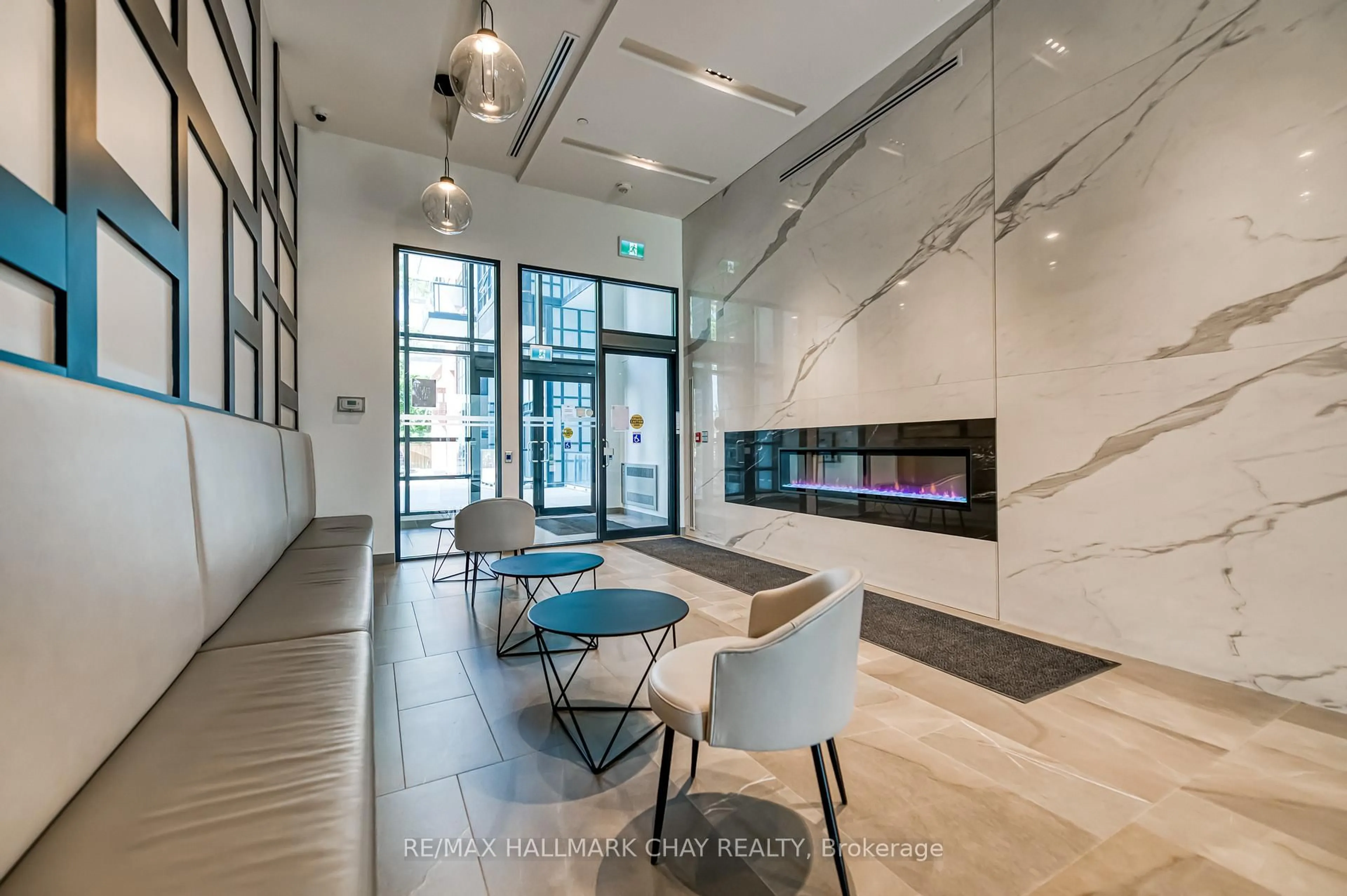 Indoor foyer for 681 Yonge St #217, Barrie Ontario L4N 4E8