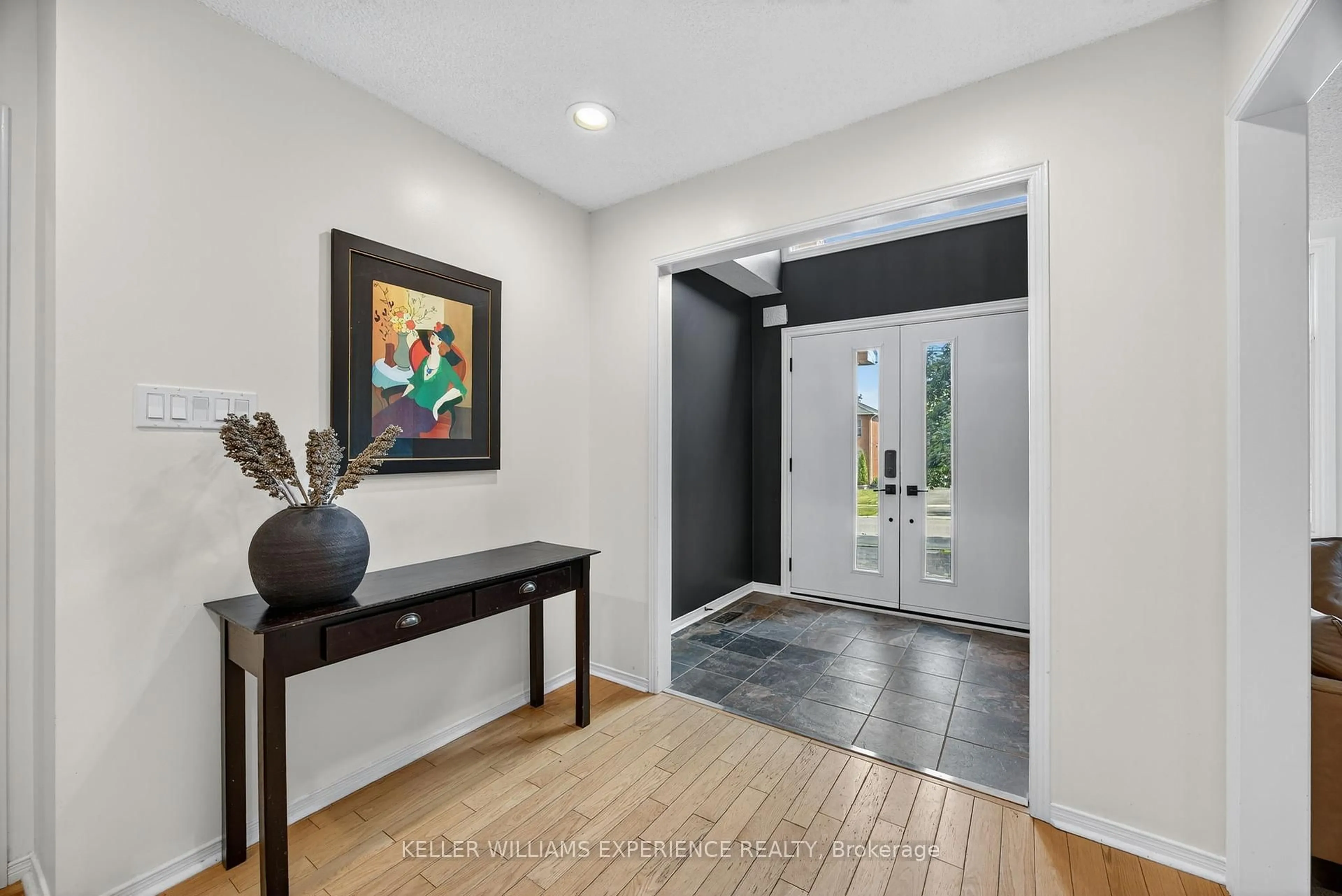 Indoor entryway for 20 PECK St, Barrie Ontario L4N 7H4