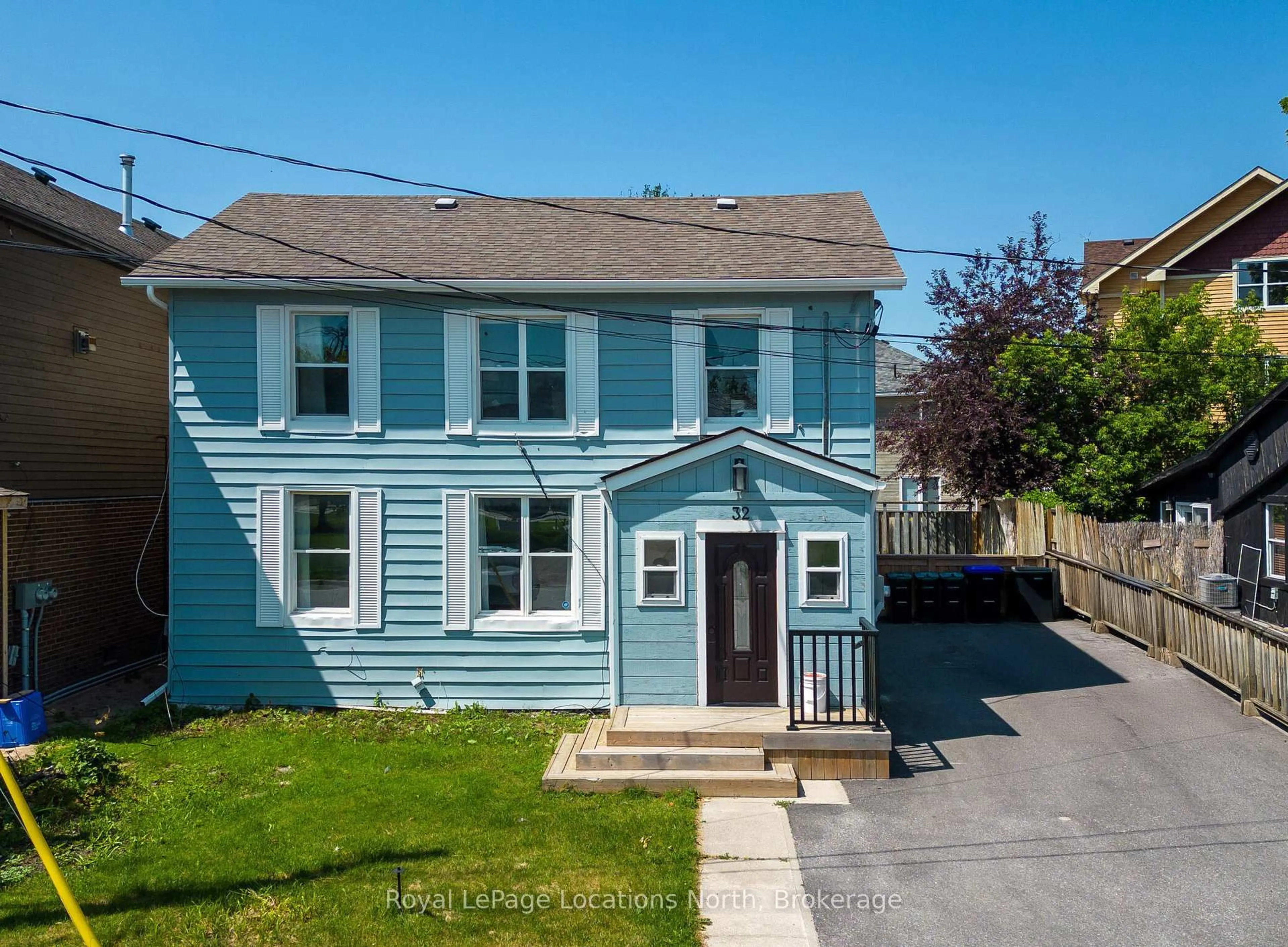 A pic from outside/outdoor area/front of a property/back of a property/a pic from drone, street for 32 ST PAUL St, Collingwood Ontario L9Y 3N9
