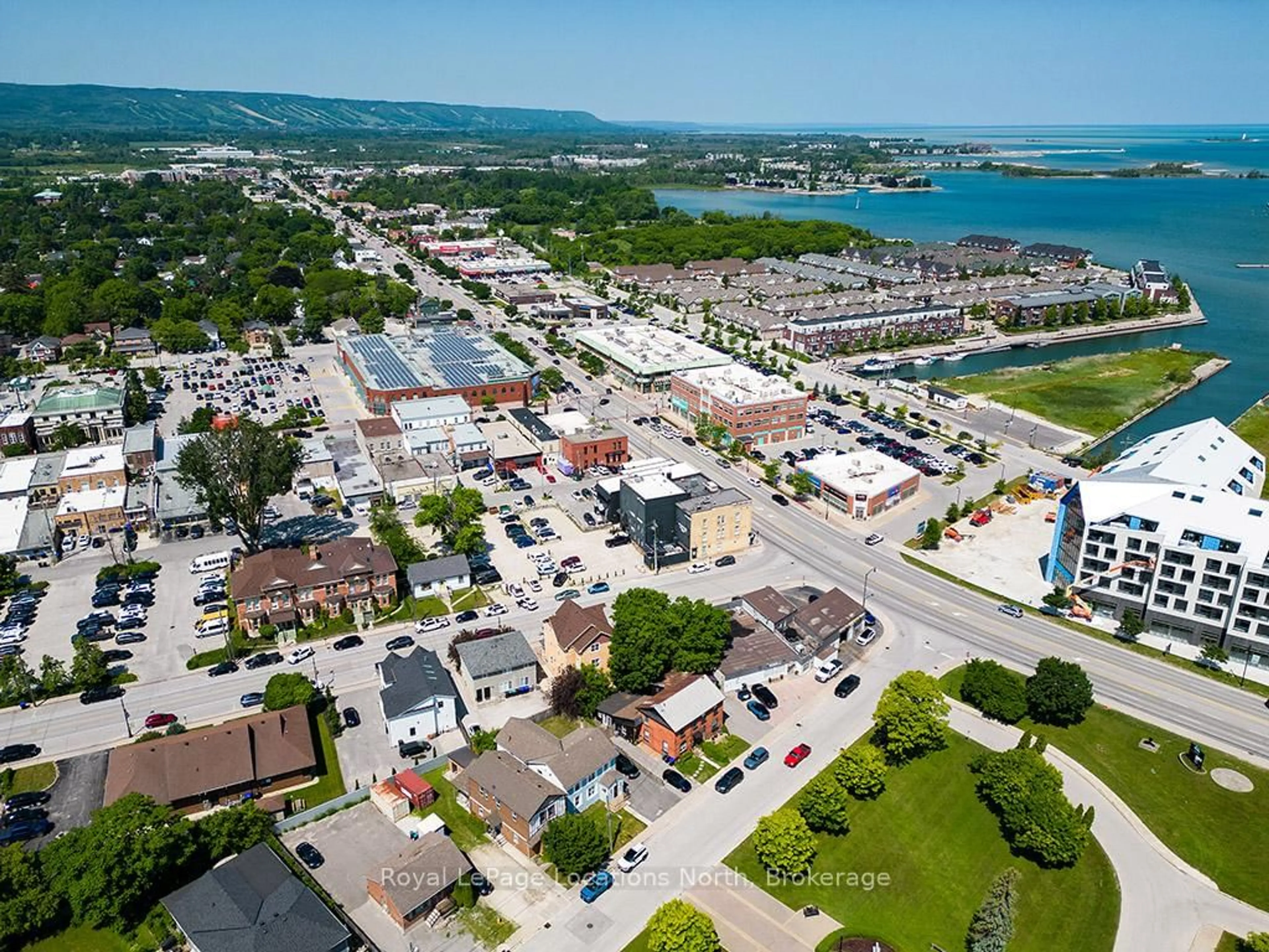 A pic from outside/outdoor area/front of a property/back of a property/a pic from drone, street for 32 ST PAUL St, Collingwood Ontario L9Y 3N9
