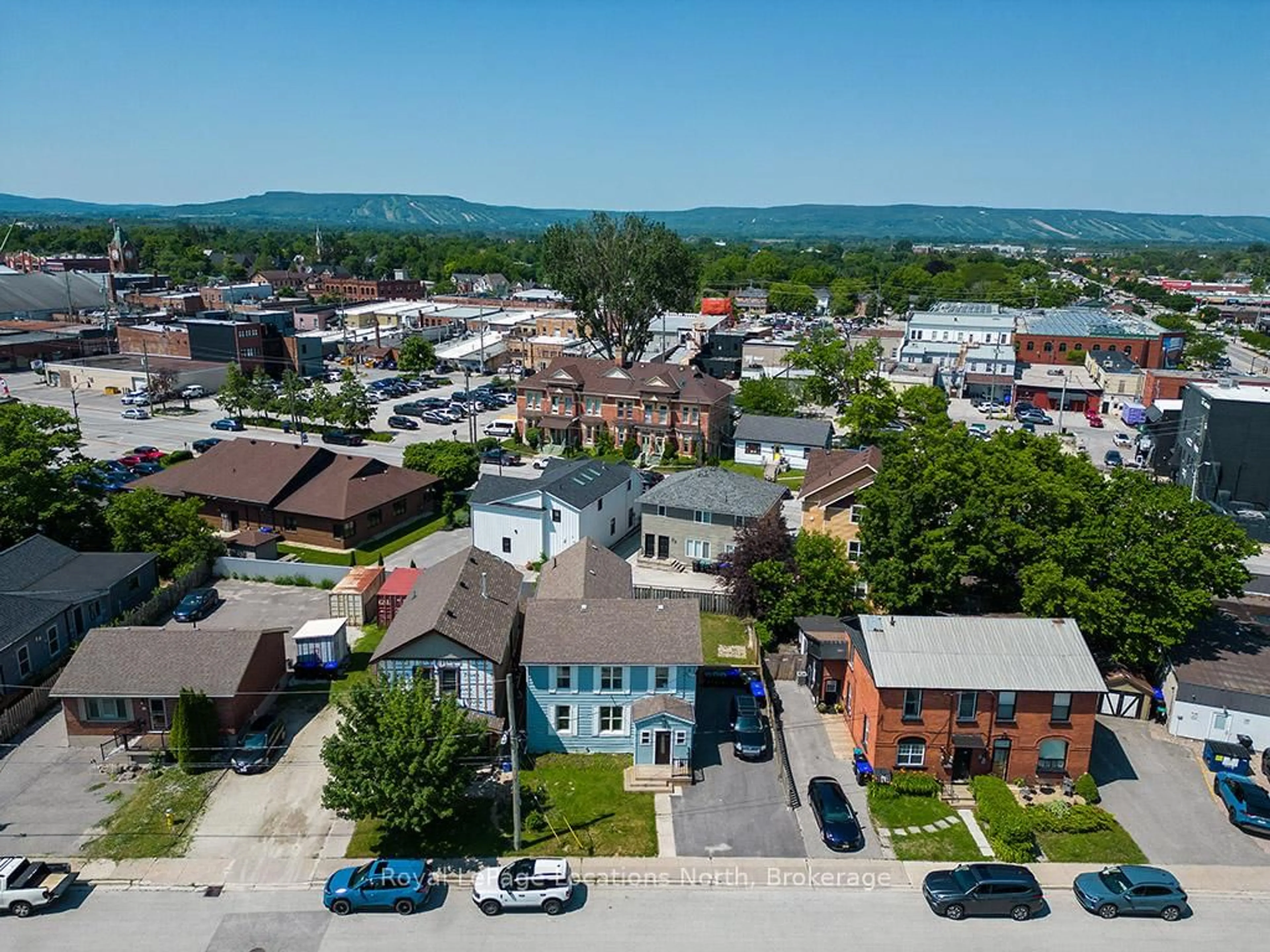 A pic from outside/outdoor area/front of a property/back of a property/a pic from drone, street for 32 ST PAUL St, Collingwood Ontario L9Y 3N9