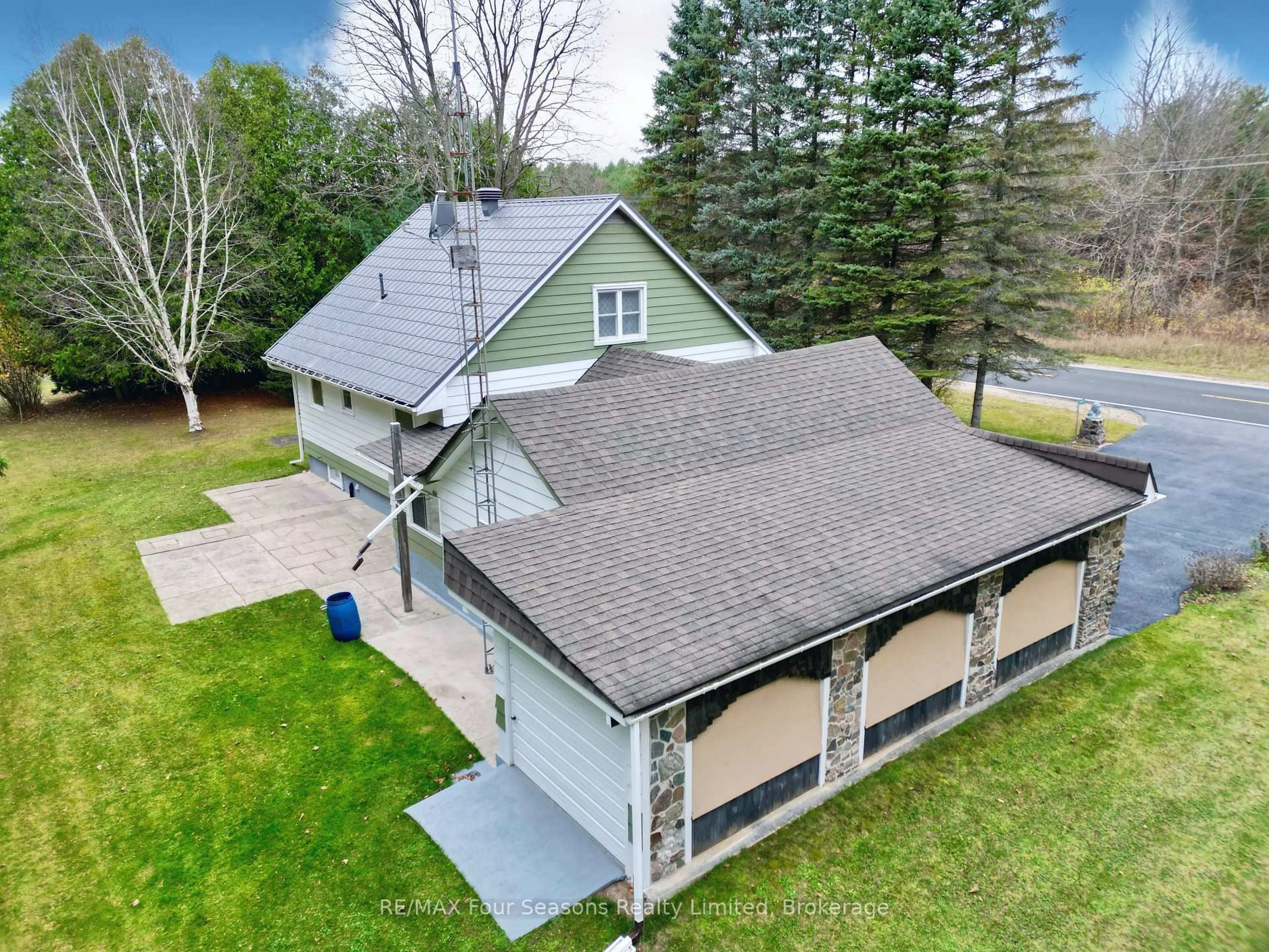 A pic from outside/outdoor area/front of a property/back of a property/a pic from drone, building for 5601 COUNTY ROAD 9, Clearview Ontario L0M 1N0