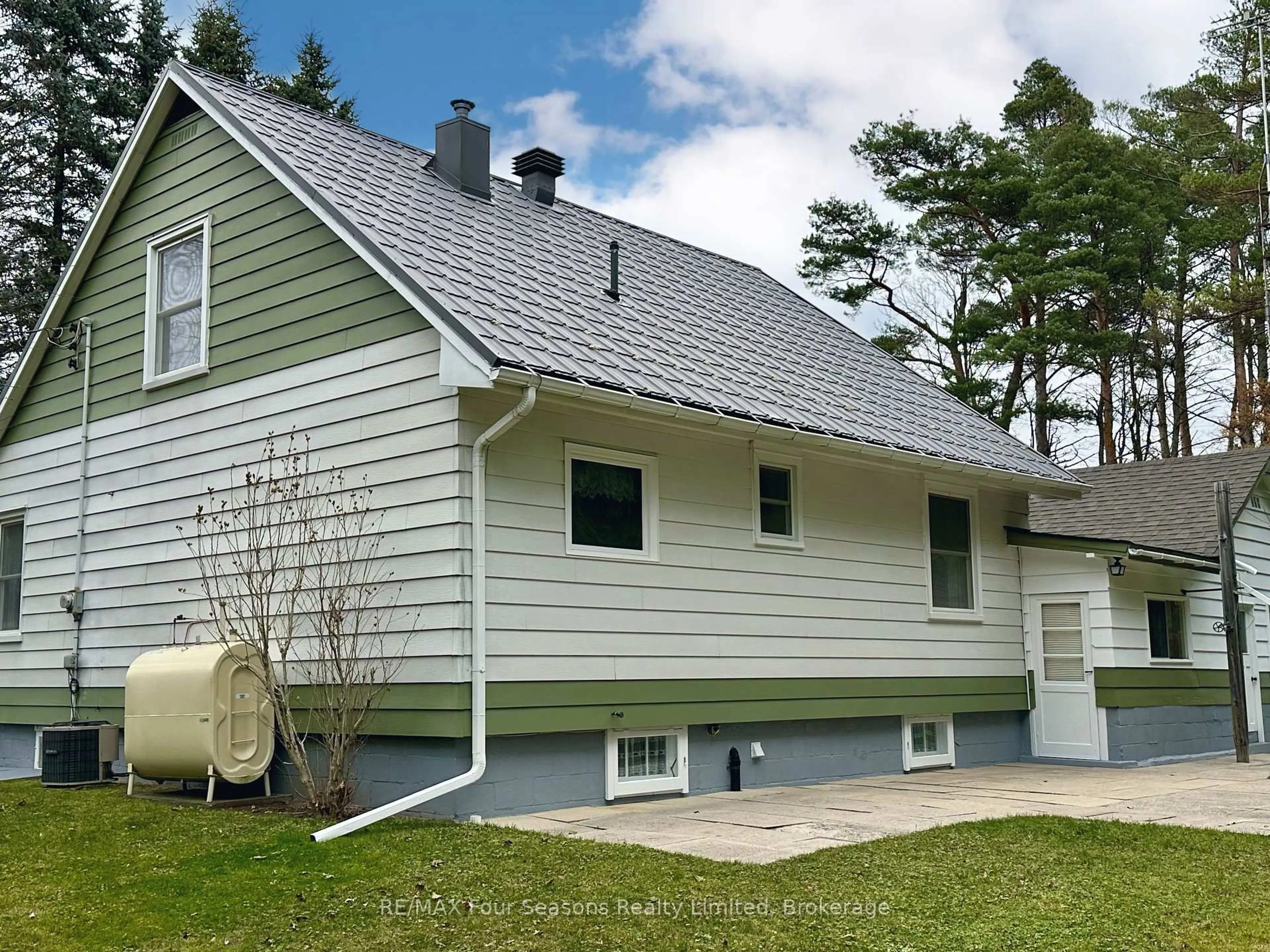 Home with vinyl exterior material, street for 5601 COUNTY ROAD 9, Clearview Ontario L0M 1N0