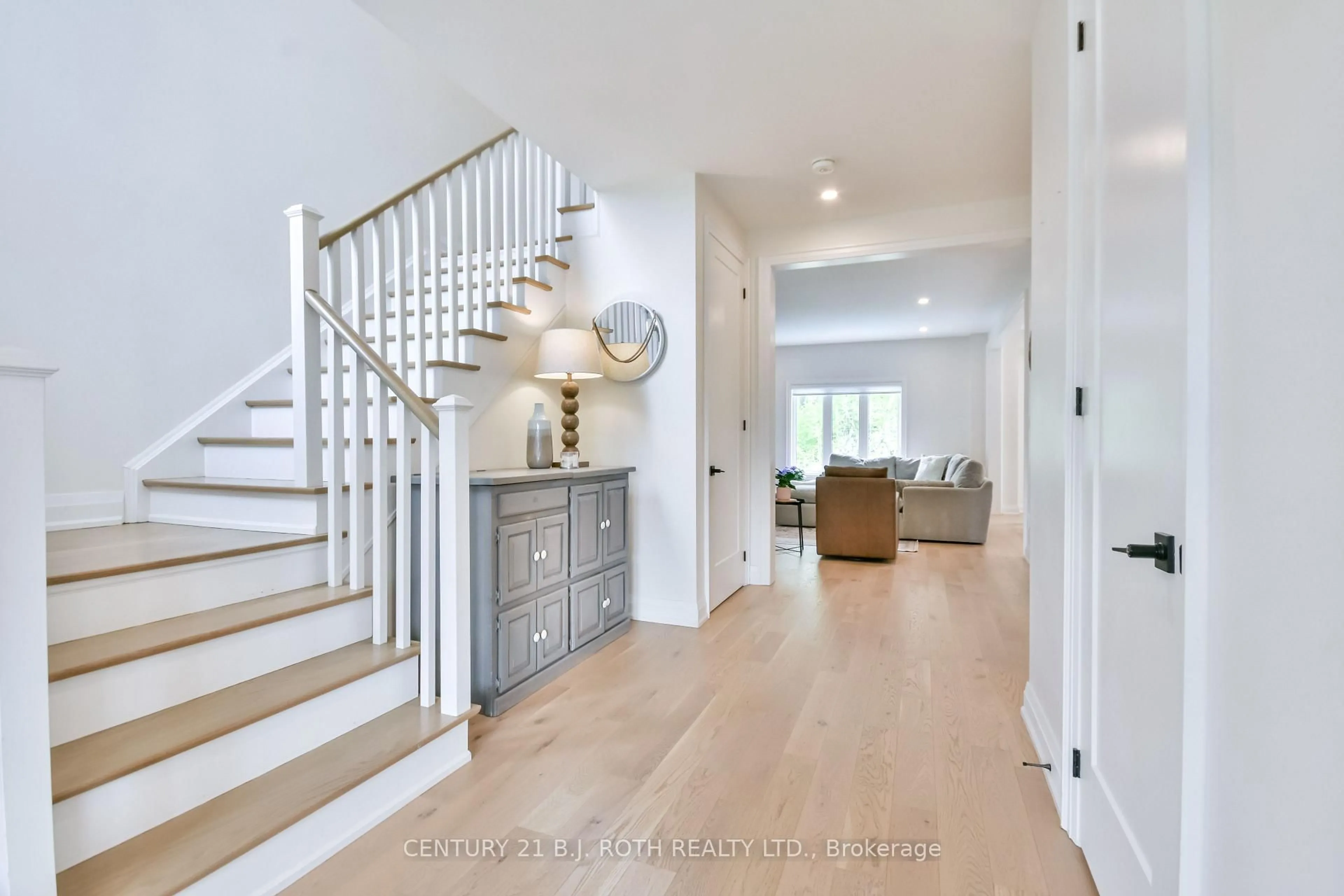 Indoor entryway for 61 Muirfield Dr, Barrie Ontario L4N 6J9