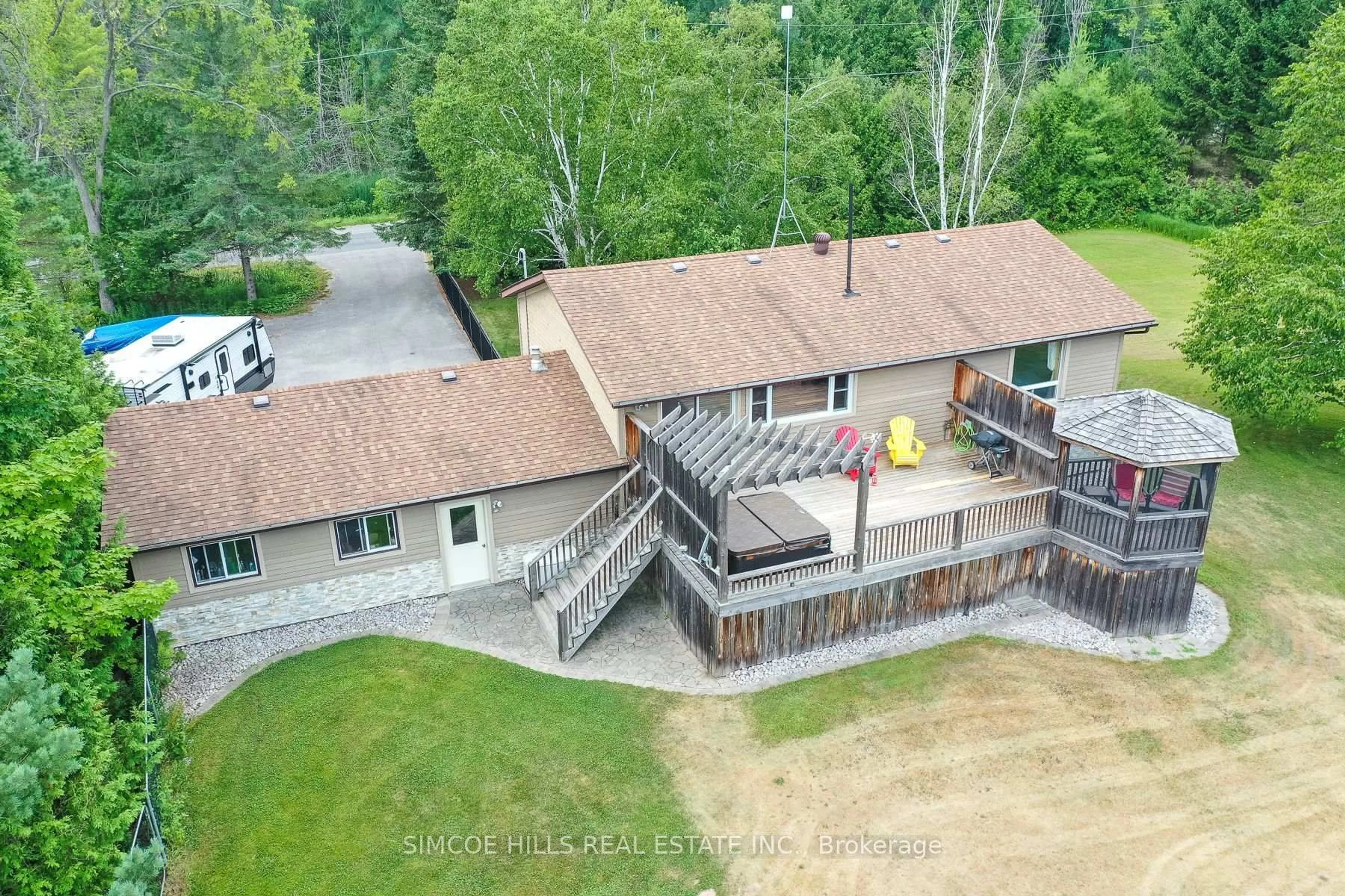 A pic from outside/outdoor area/front of a property/back of a property/a pic from drone, unknown for 185 Medonte Sideroad 2 Rd, Oro-Medonte Ontario L0K 1E0