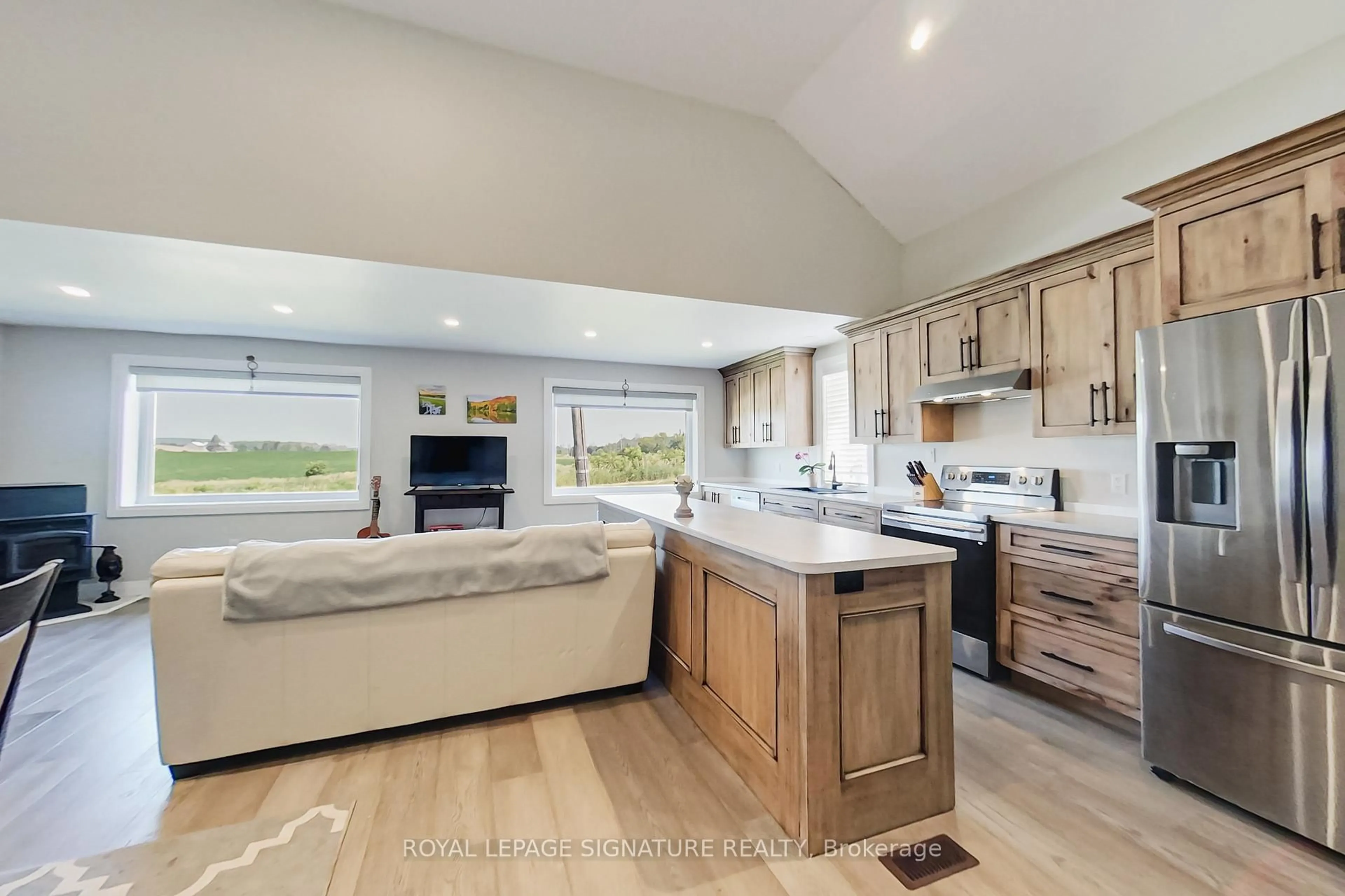 Open concept kitchen, unknown for 7747 15/16 Sdrd, Clearview Ontario L0M 1G0