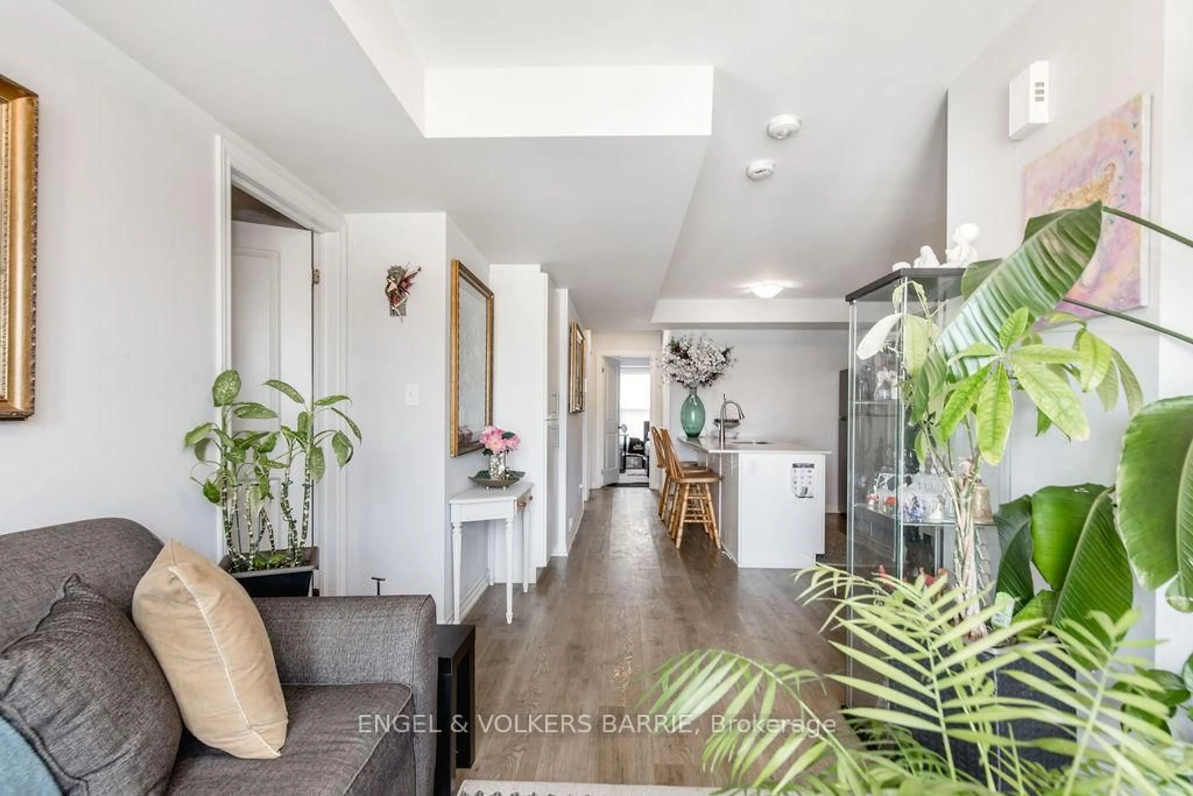 Indoor entryway for 246 Penetanguishene Rd #6, Barrie Ontario L4M 7C2