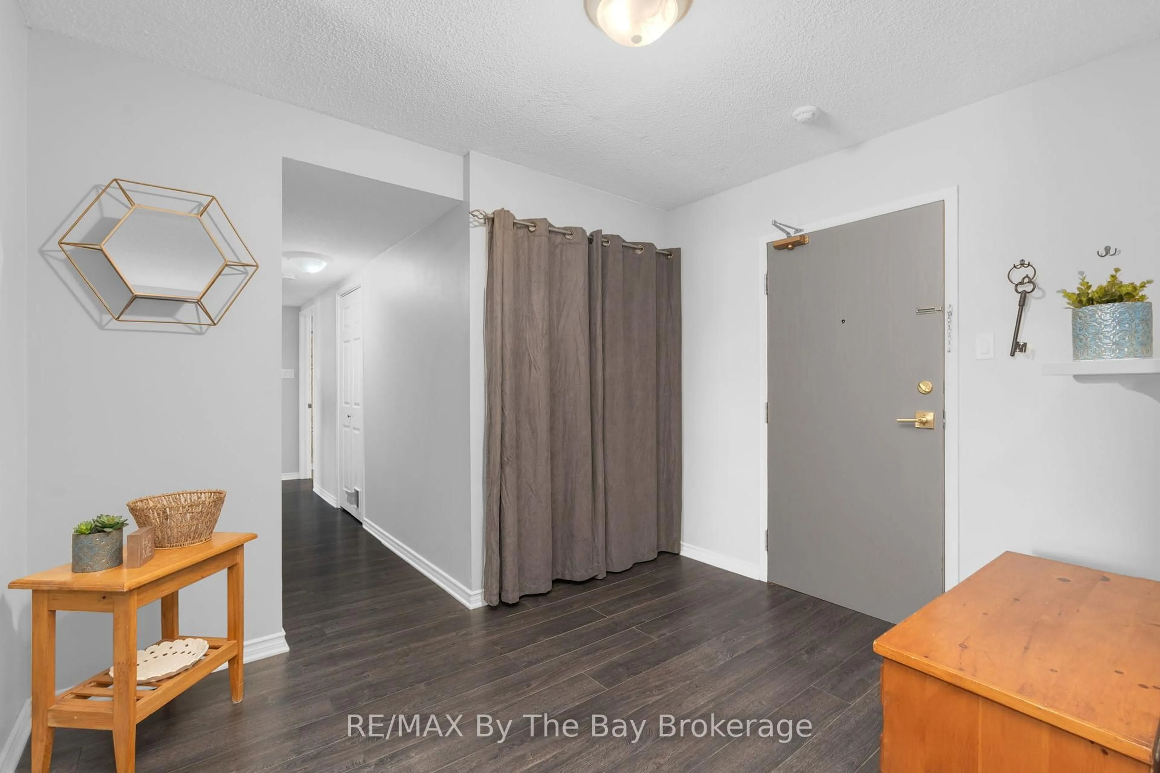 Indoor entryway for 25 MEADOW Lane #307, Barrie Ontario L4N 7K2