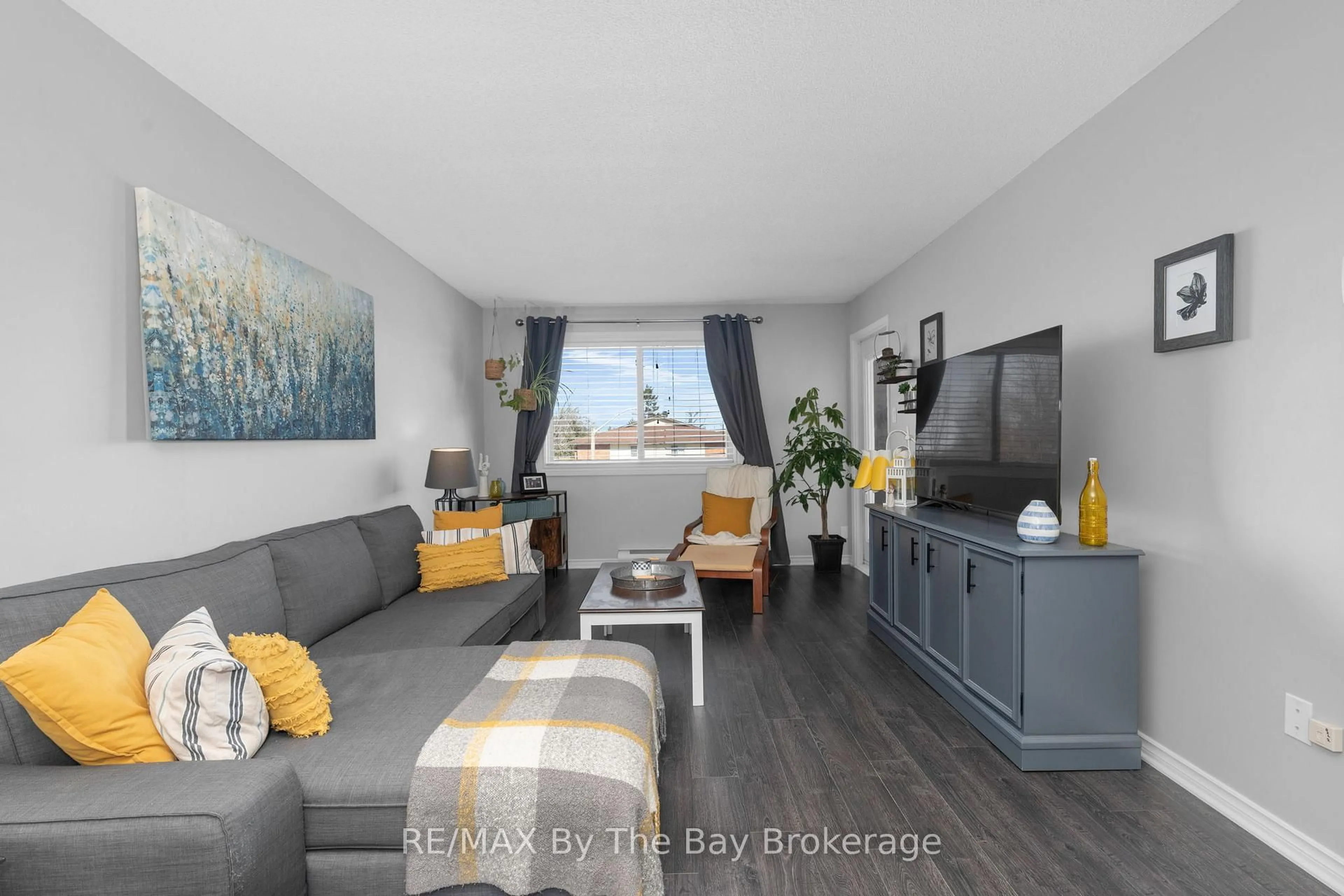 Living room with furniture, wood/laminate floor for 25 MEADOW Lane #307, Barrie Ontario L4N 7K2