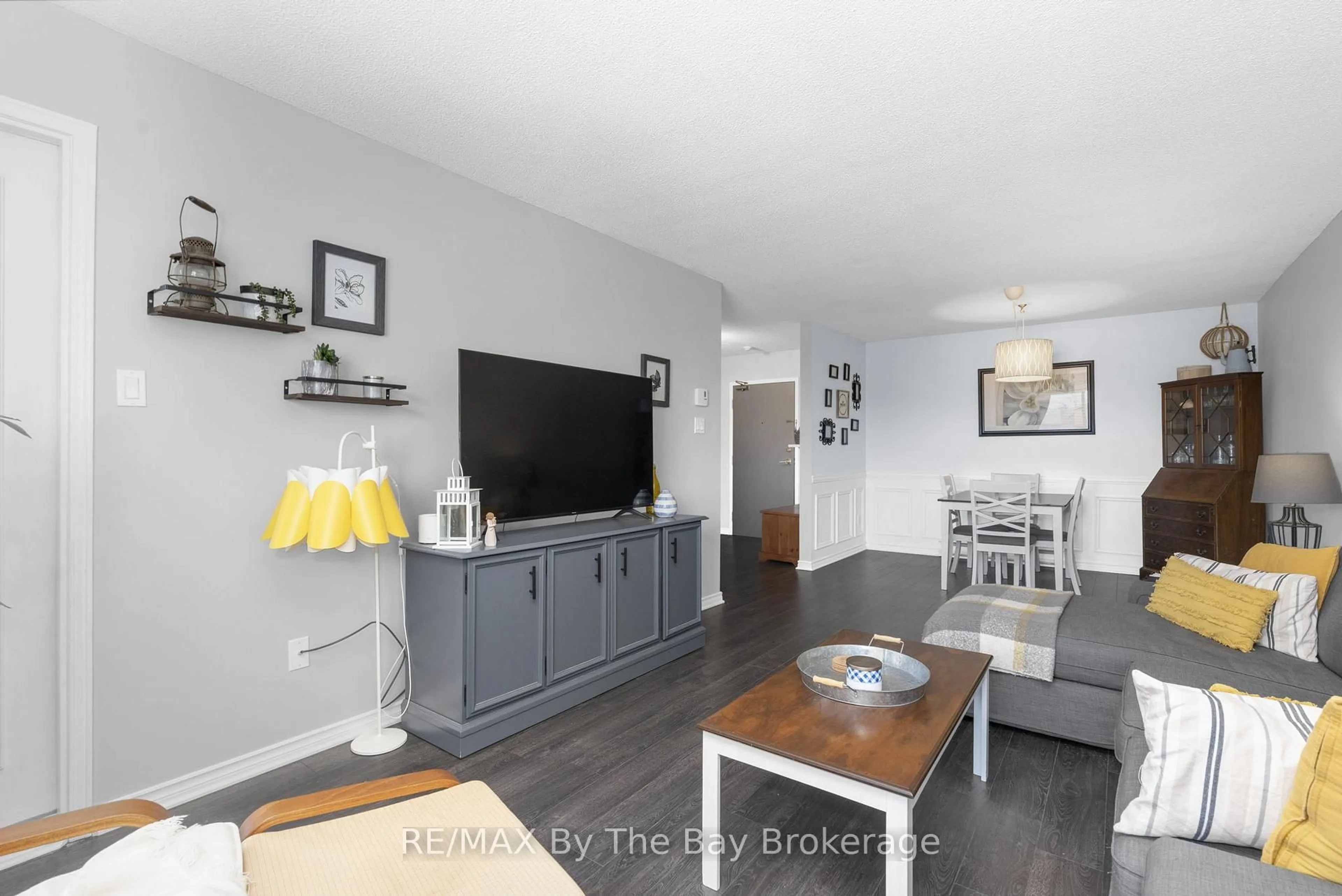 Living room with furniture, unknown for 25 MEADOW Lane #307, Barrie Ontario L4N 7K2
