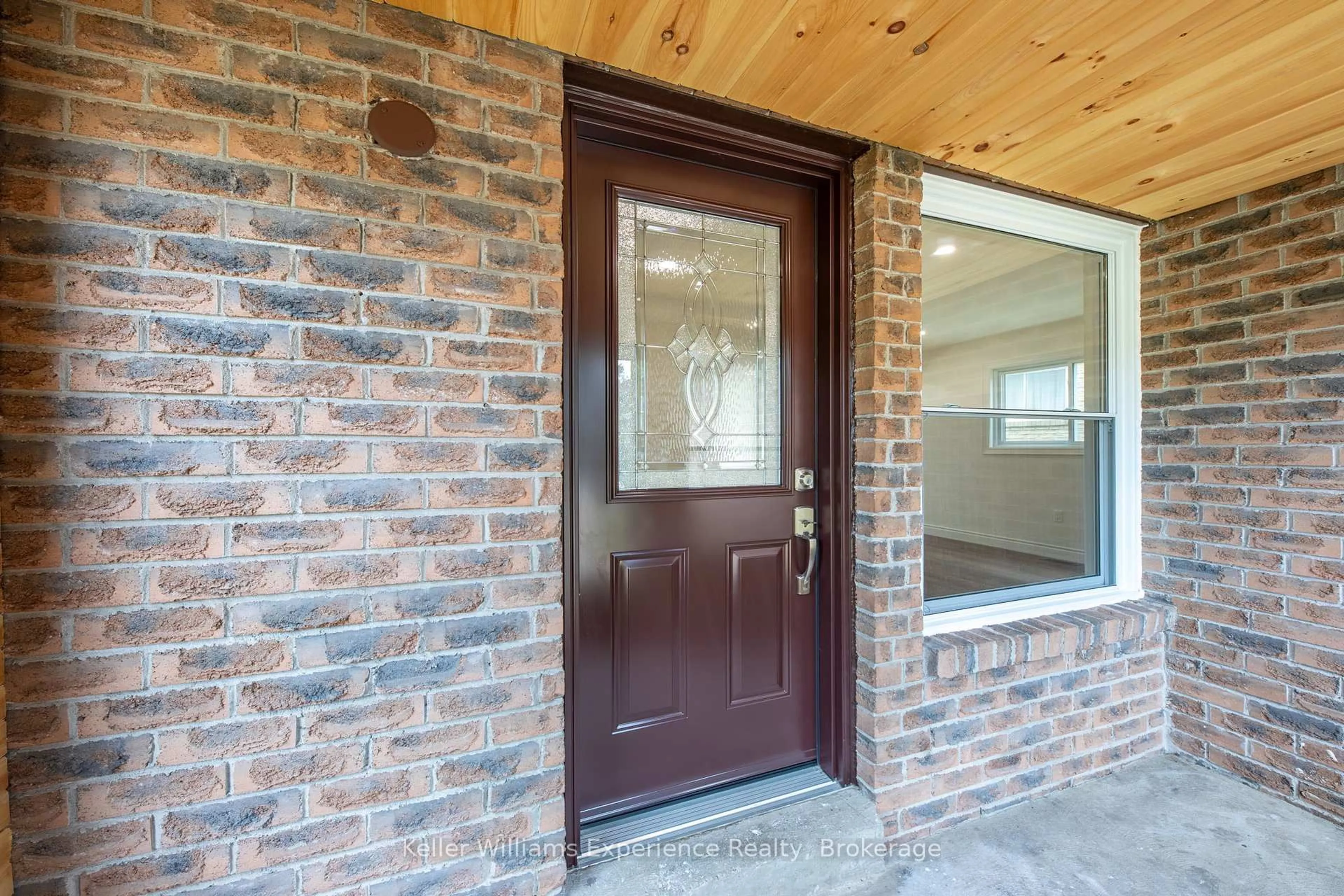 Indoor entryway for 20 Fox Ru, Barrie Ontario L4N 5L5