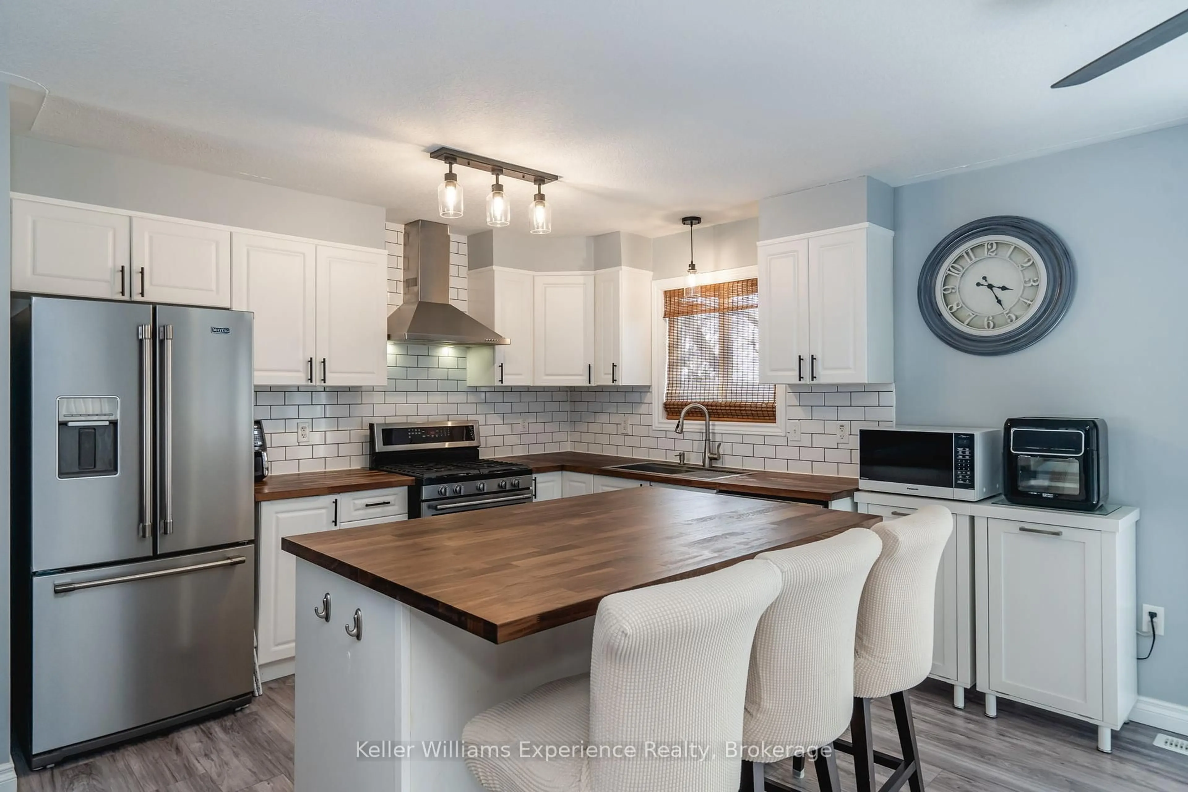 Open concept kitchen, unknown for 10 Clarence Ave, Penetanguishene Ontario L9M 1A9