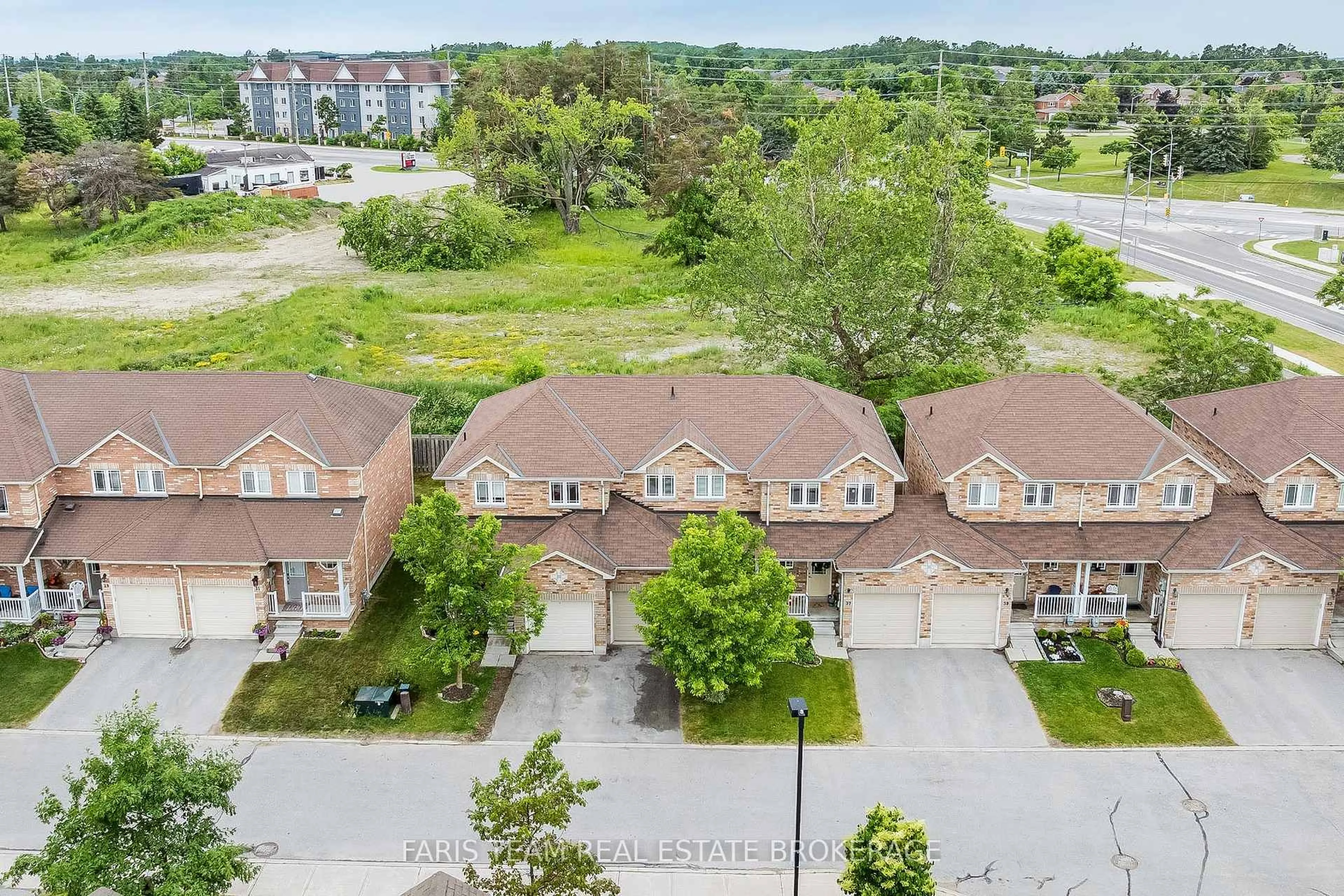A pic from outside/outdoor area/front of a property/back of a property/a pic from drone, unknown for 35 Southwoods Cres, Barrie Ontario L4N 9P8