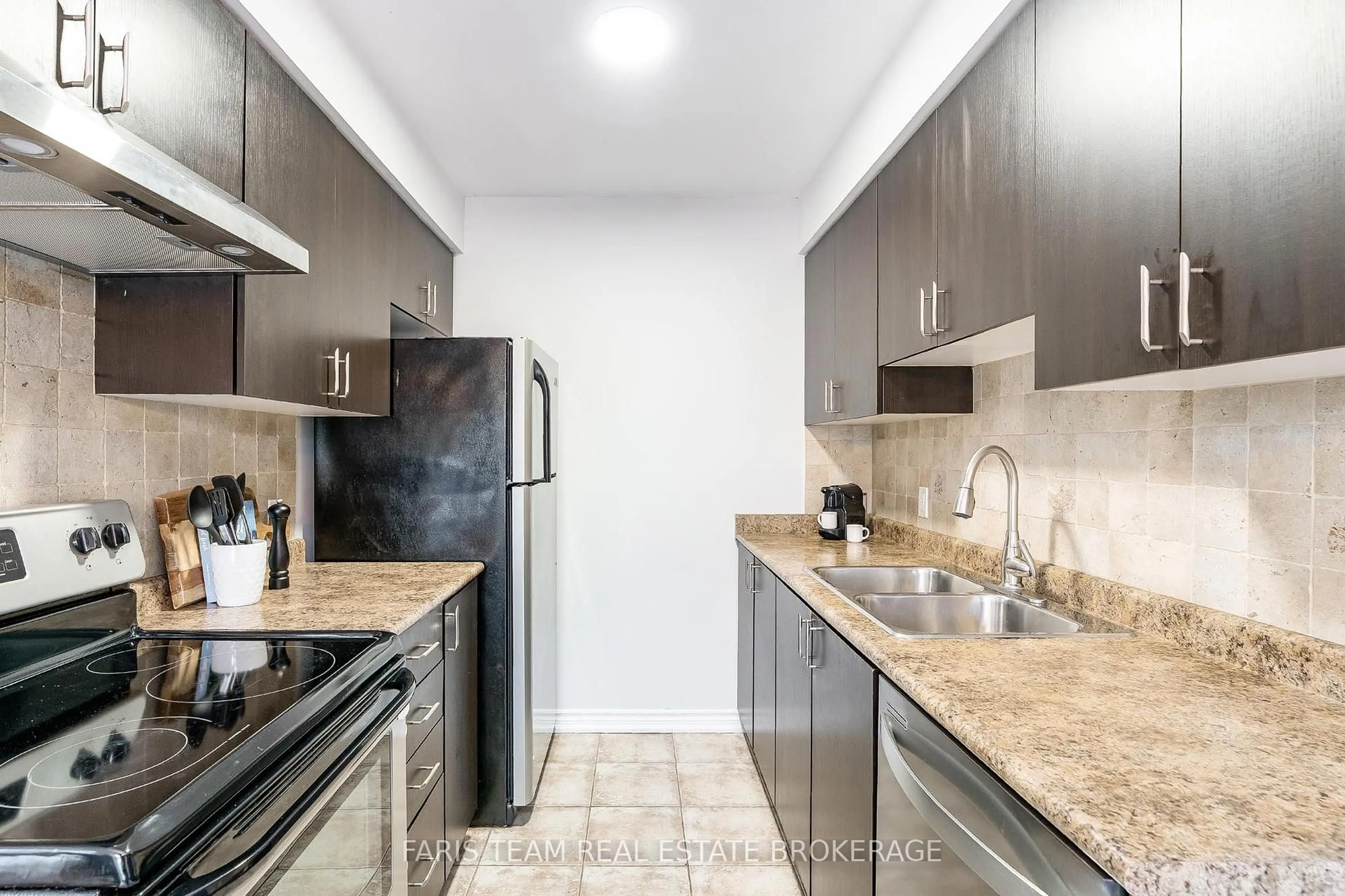 Standard kitchen, unknown for 35 Southwoods Cres, Barrie Ontario L4N 9P8