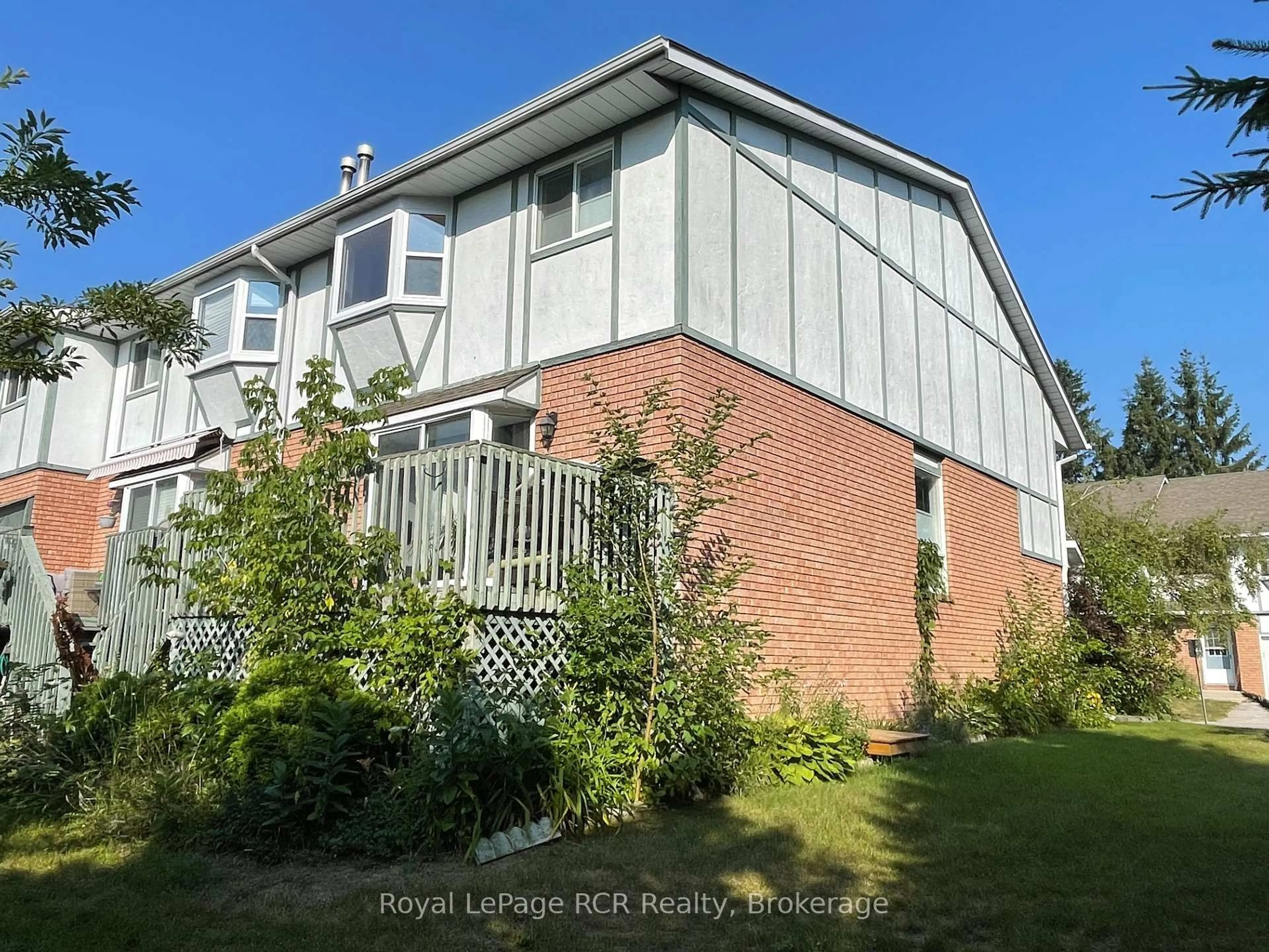 A pic from outside/outdoor area/front of a property/back of a property/a pic from drone, unknown for 409 Thomas St, Clearview Ontario L0M 1S0